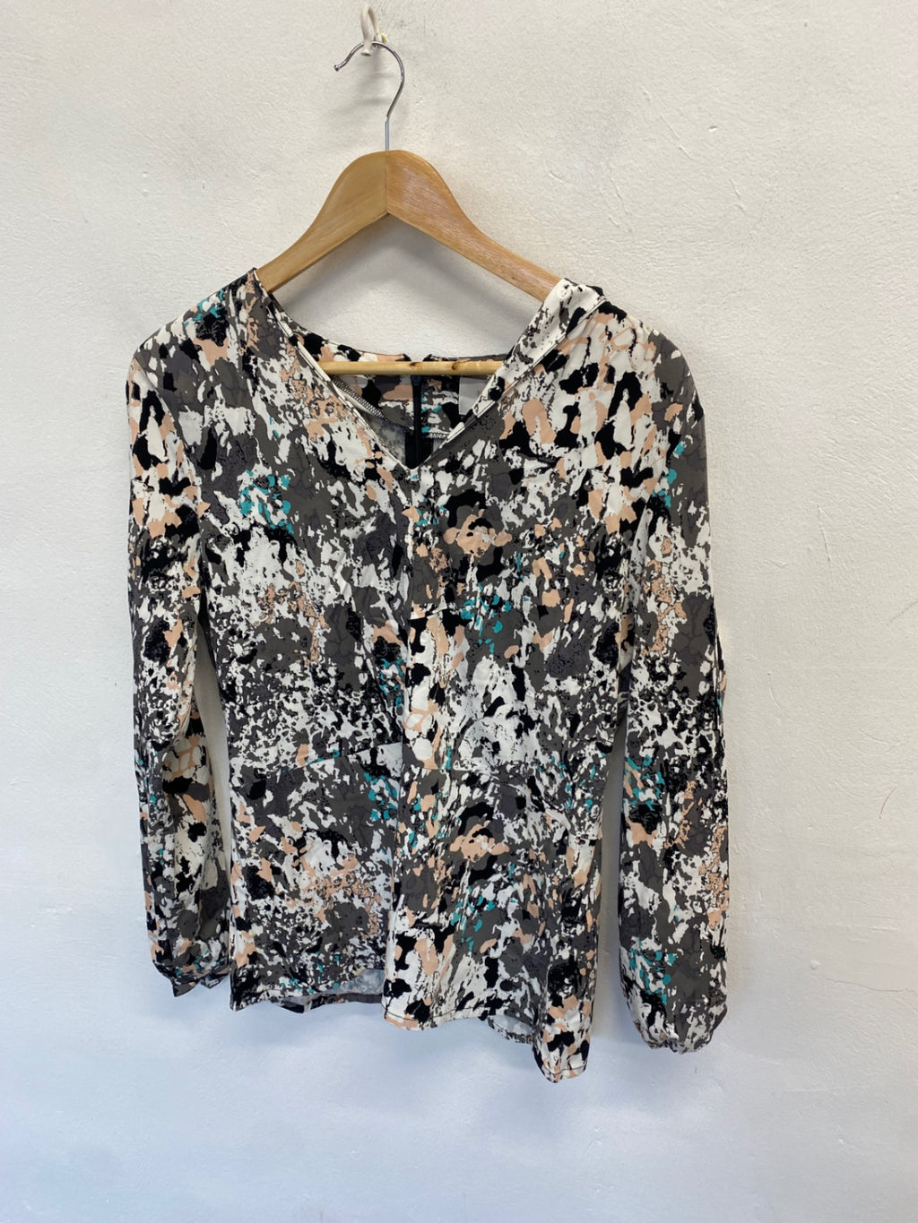 Fabulous NÜMPH Blouse UK 14 Grey Beige v neck CM571
