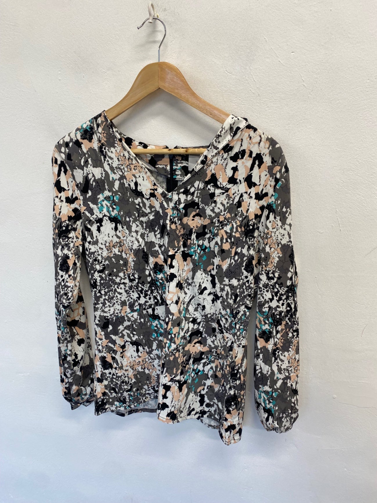Fabulous NÜMPH Blouse UK 14 Grey Beige v neck CM571