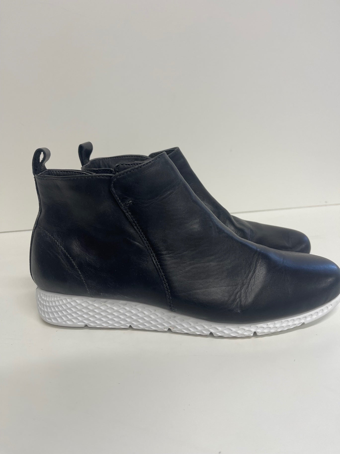 Fabulous Carvela leather boot Sneakers Uk7 Black CM571