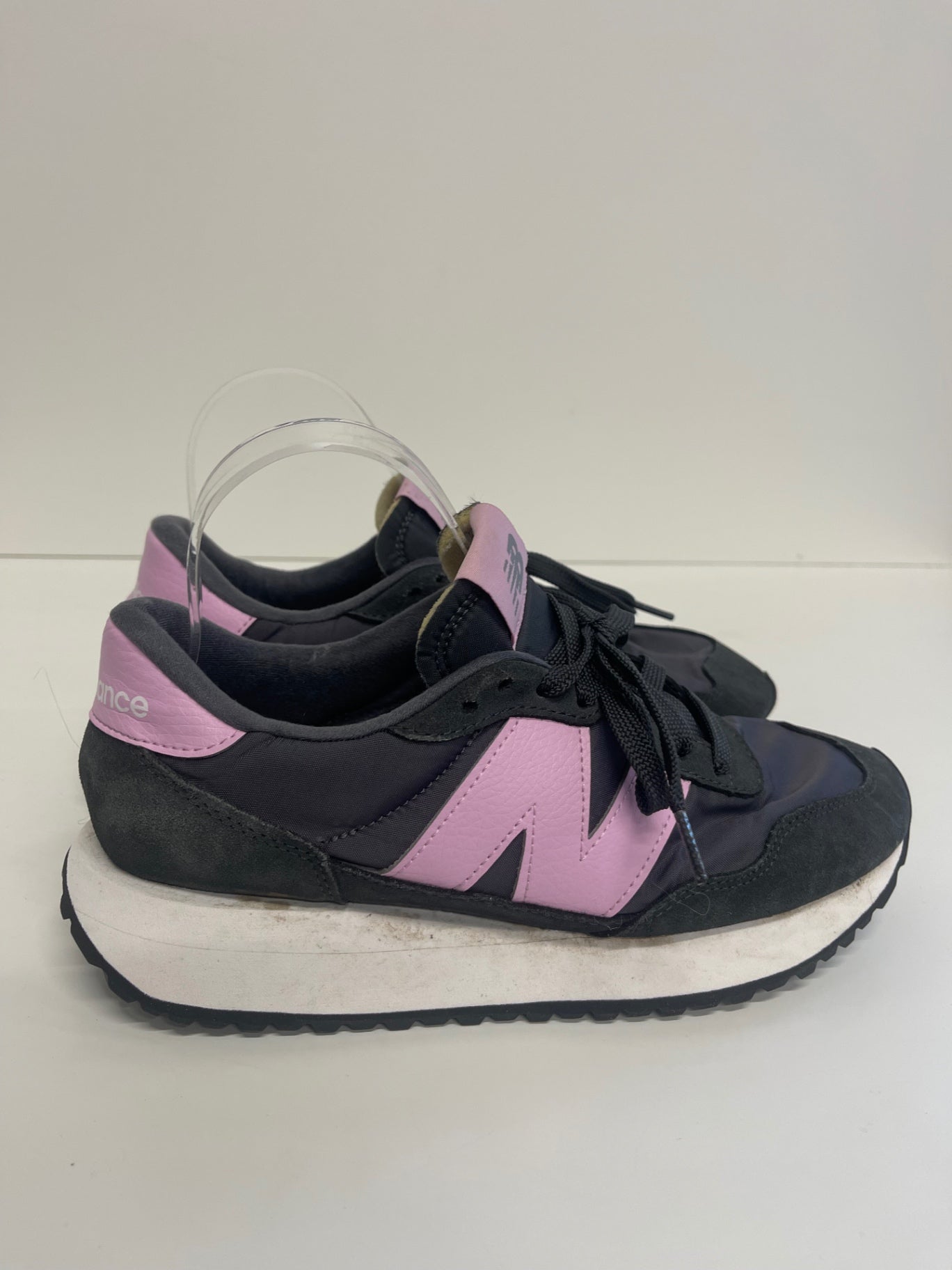 Fabulous New Balance Sneakers UK6.5 Blacktop Lilac Cloud CM571