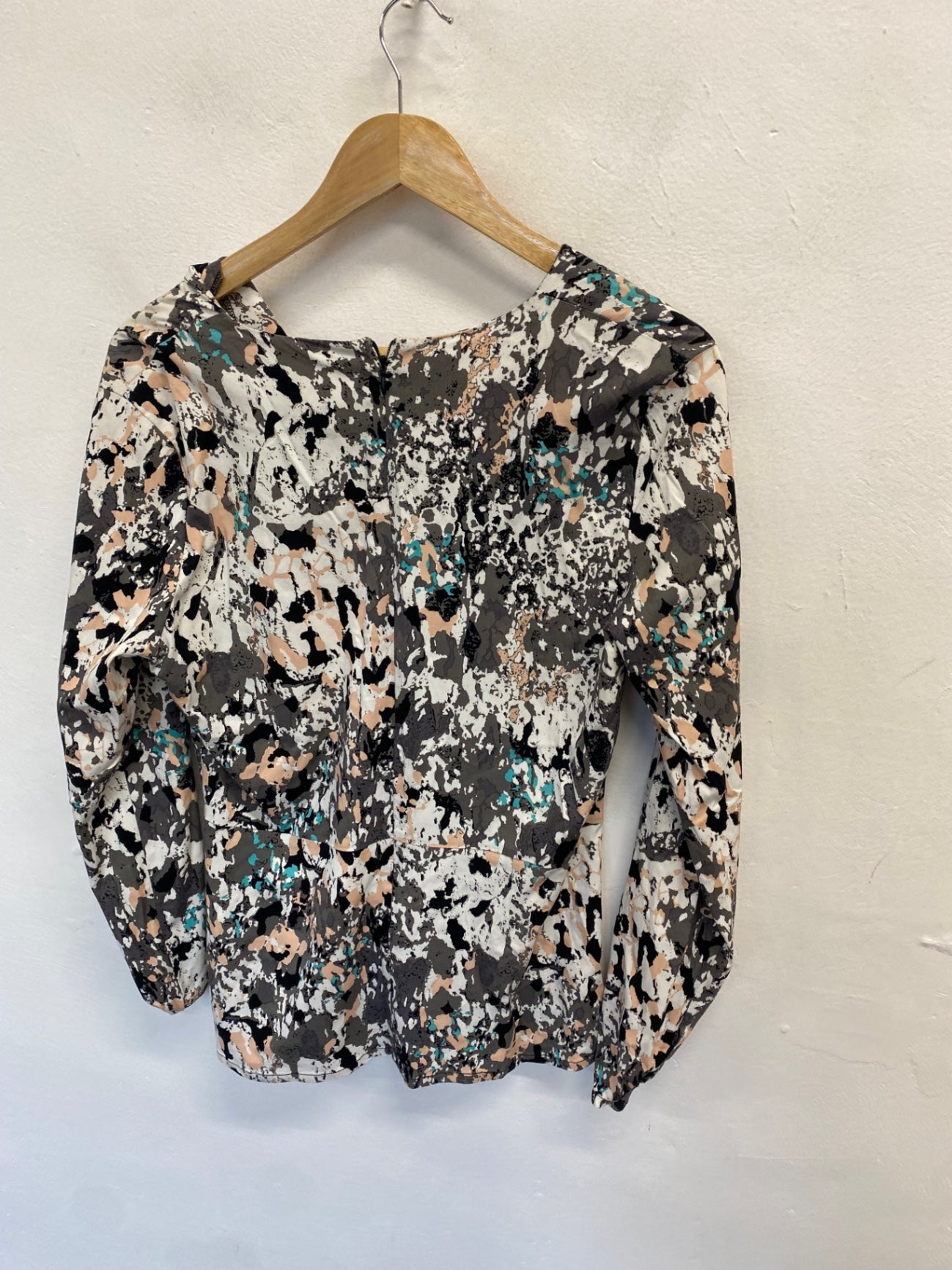 Fabulous NÜMPH Blouse UK 14 Grey Beige v neck CM571