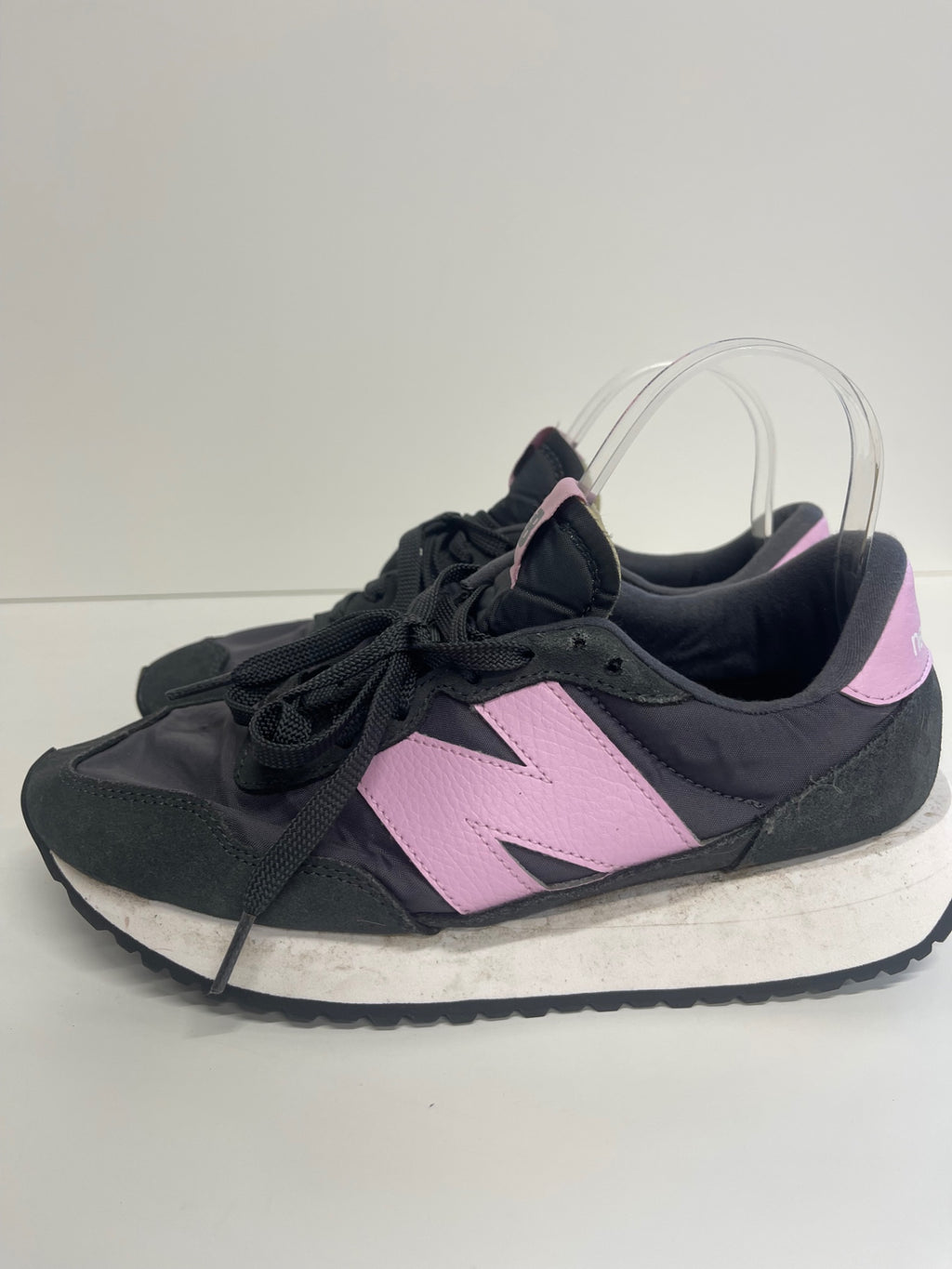 Fabulous New Balance Sneakers UK6.5 Blacktop Lilac Cloud CM571