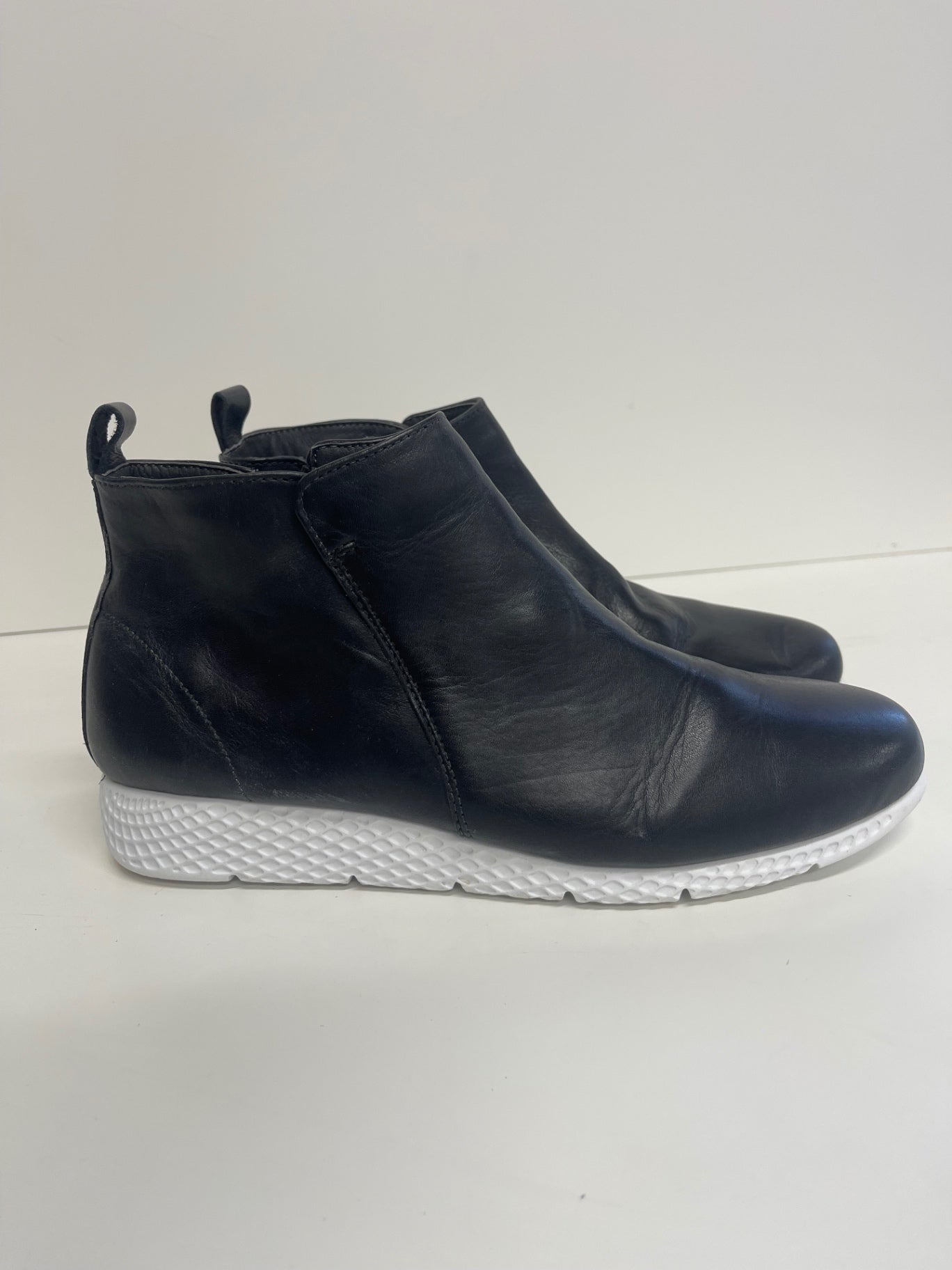 Fabulous Carvela leather boot Sneakers Uk7 Black CM571