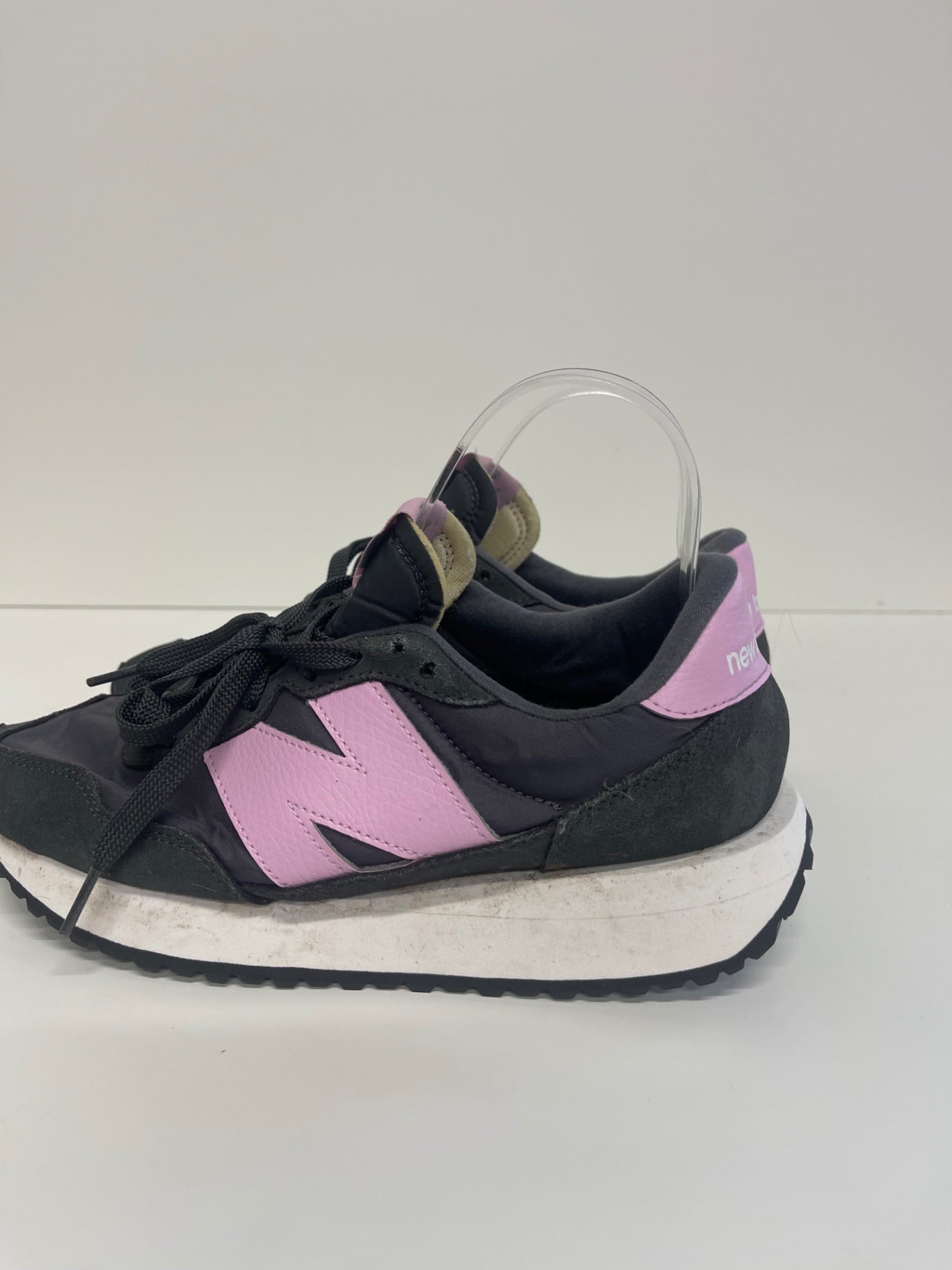 Fabulous New Balance Sneakers UK6.5 Blacktop Lilac Cloud CM571
