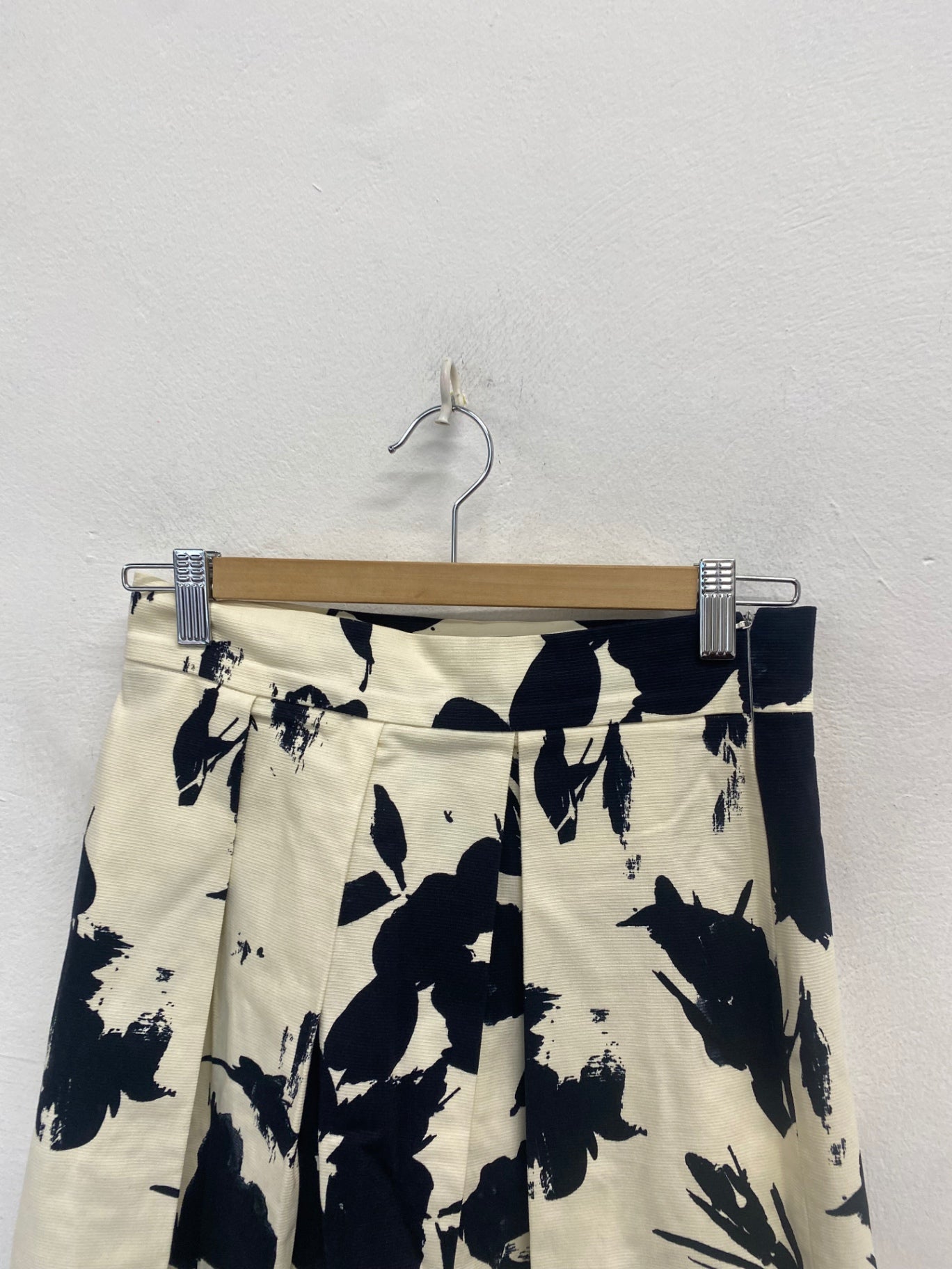 Fabulous Zara Woman Midi Skirt pleated UK 8 Cream black floral KP573