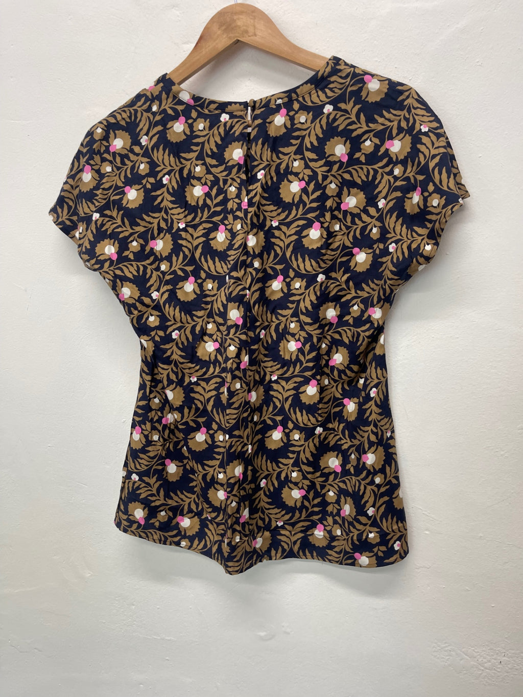 Fabulous Boden Silk blend floral Top Uk14 Navy blue JG589