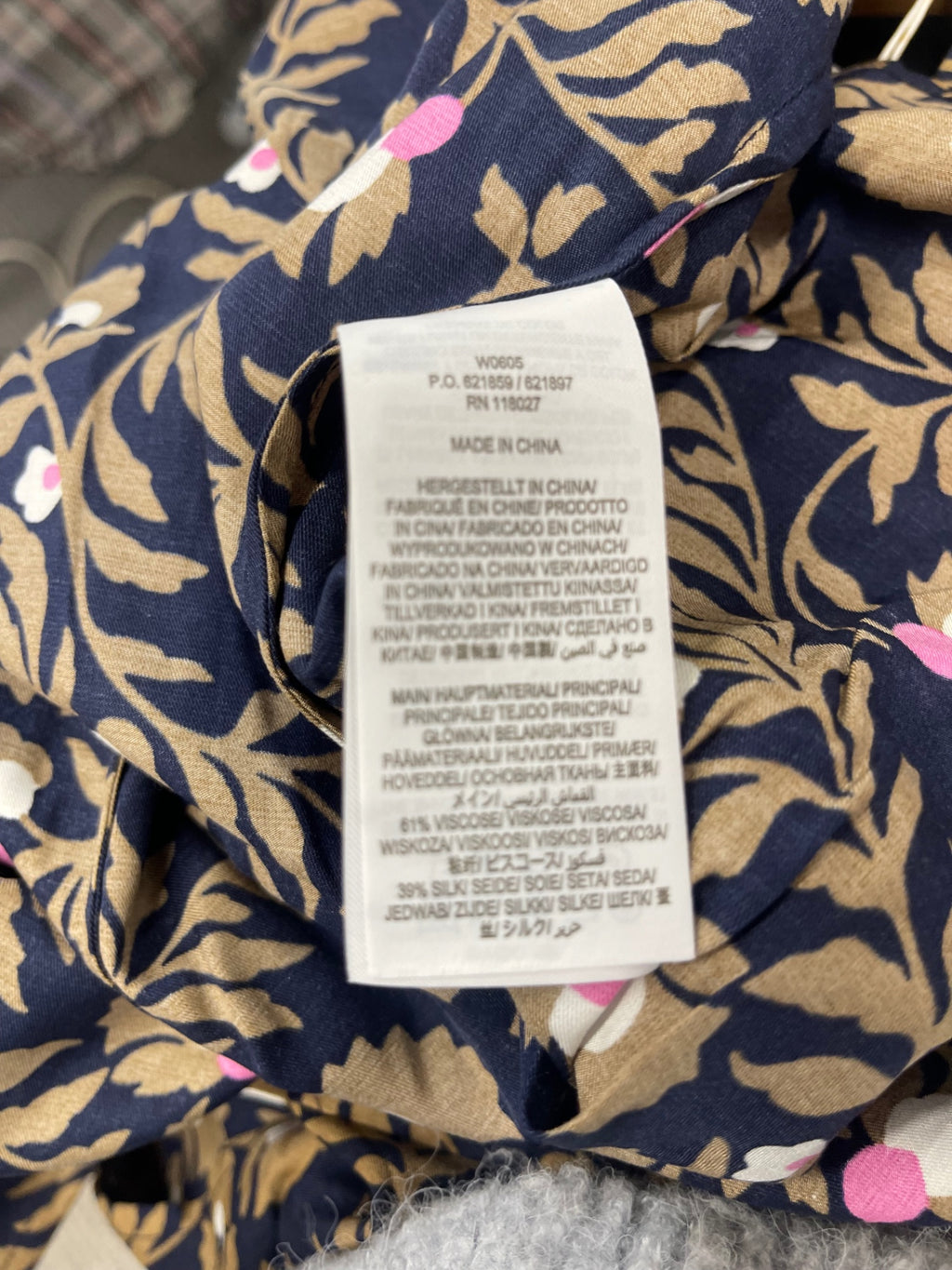 Fabulous Boden Silk blend floral Top Uk14 Navy blue JG589