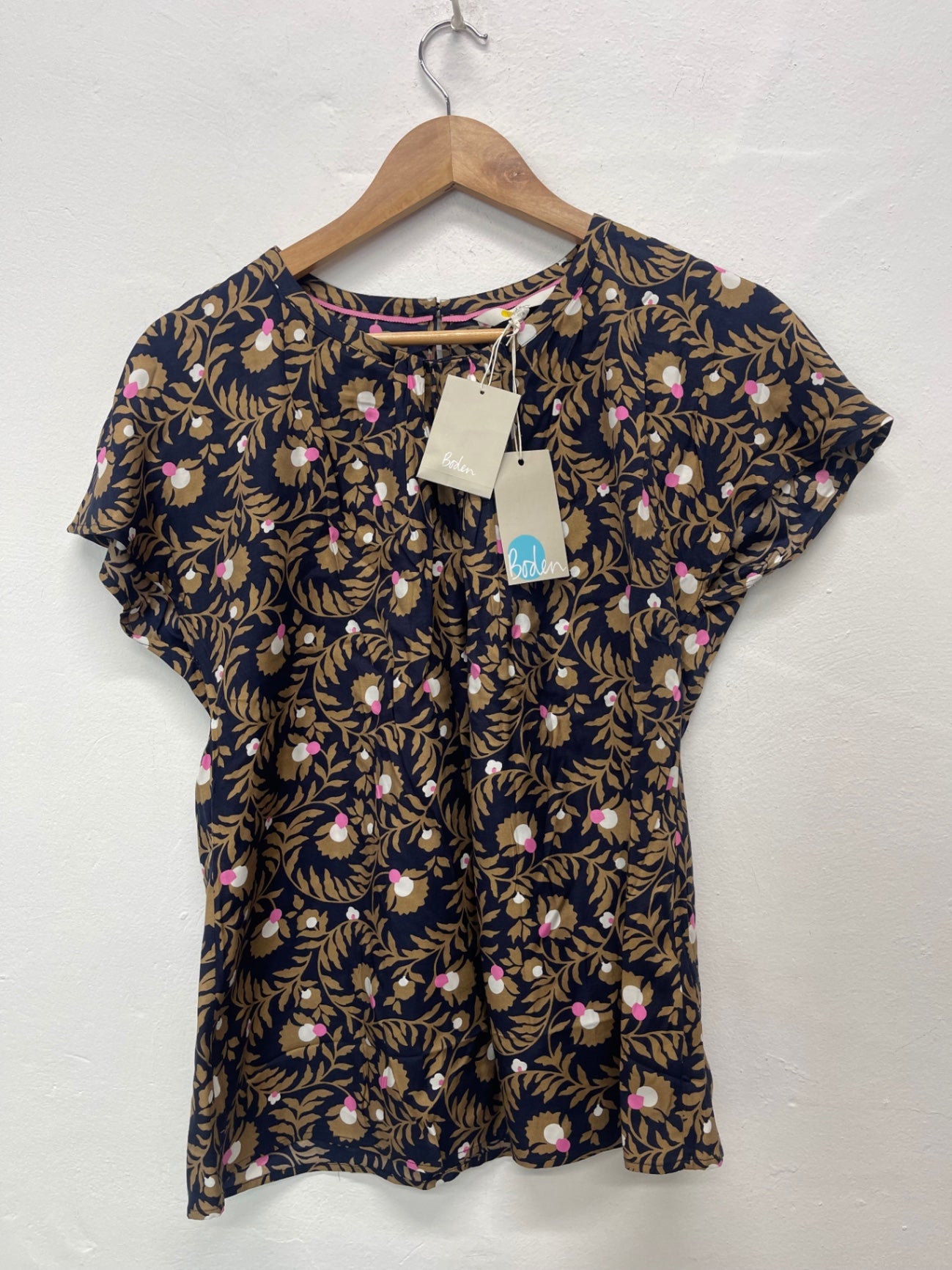 Fabulous Boden Silk blend floral Top Uk14 Navy blue JG589