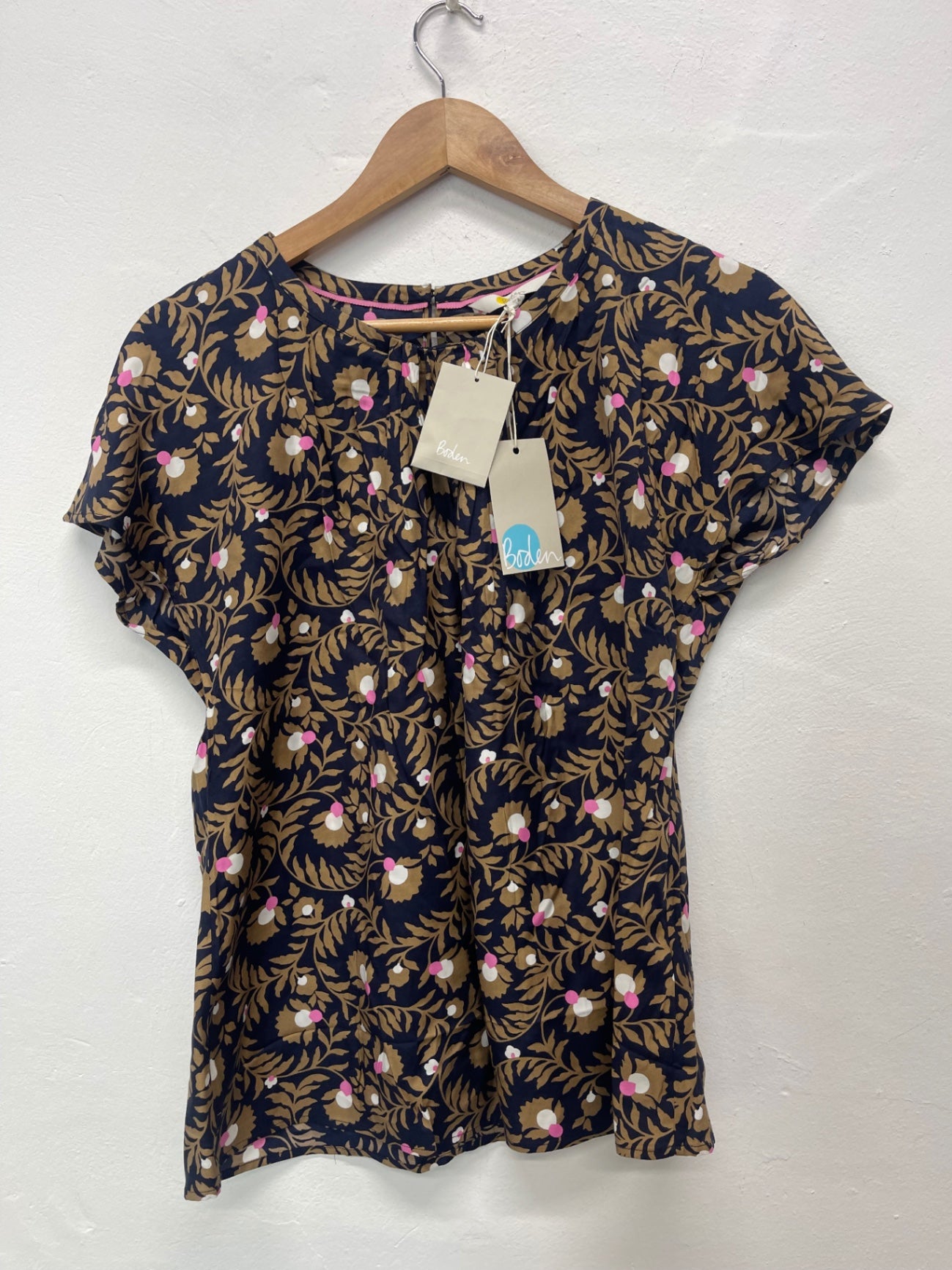 Fabulous Boden Silk blend floral Top Uk14 Navy blue JG589