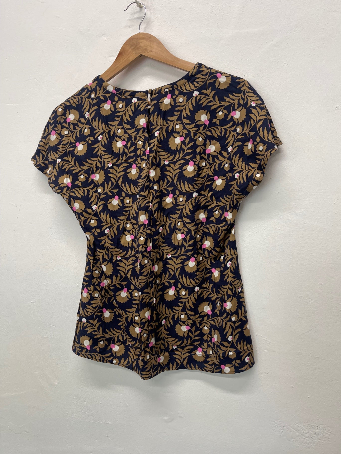 Fabulous Boden Silk blend floral Top Uk14 Navy blue JG589