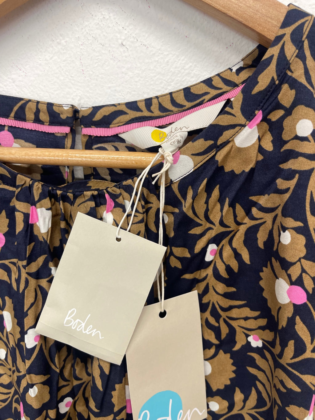 Fabulous Boden Silk blend floral Top Uk14 Navy blue JG589