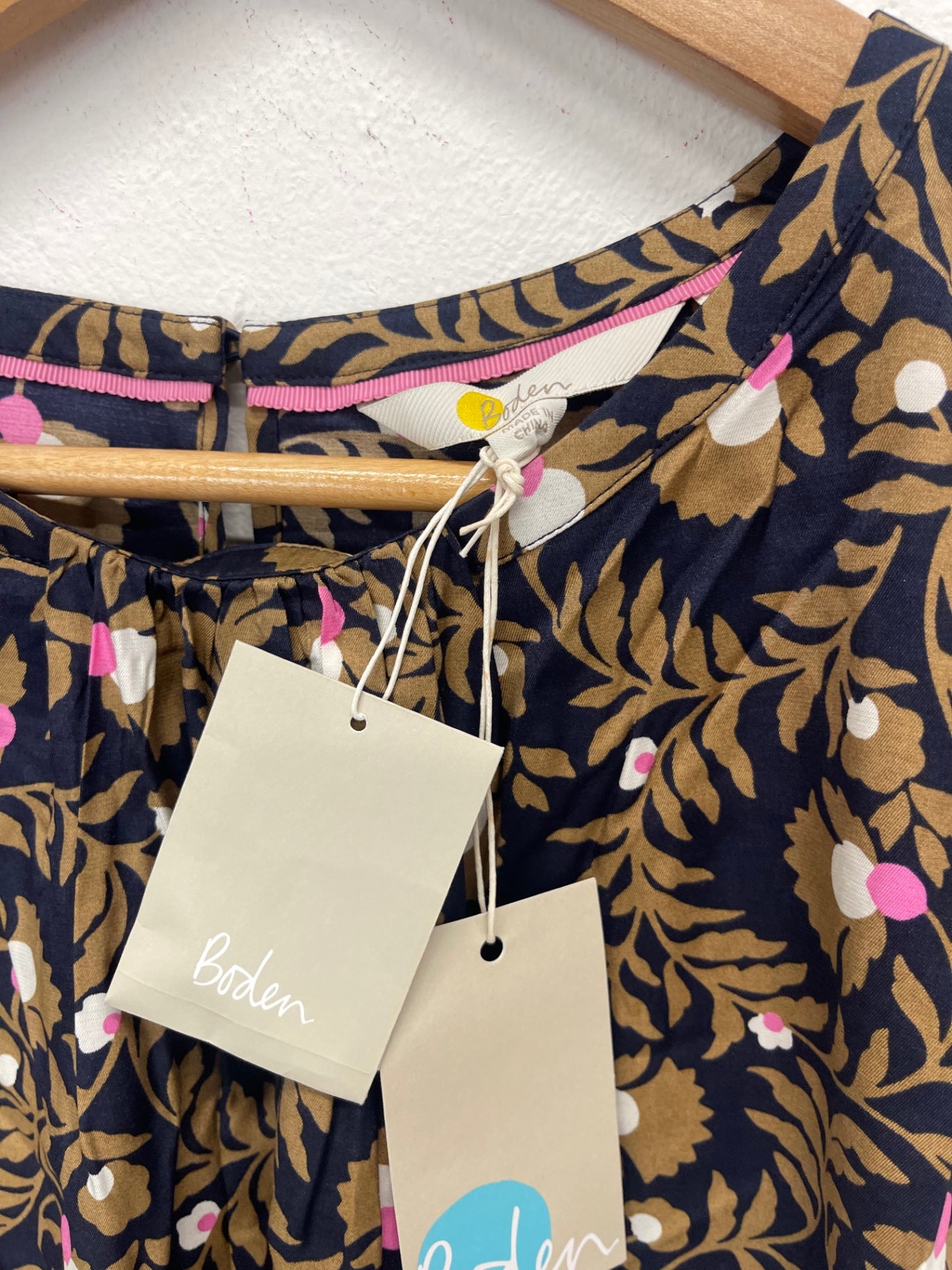 Fabulous Boden Silk blend floral Top Uk14 Navy blue JG589