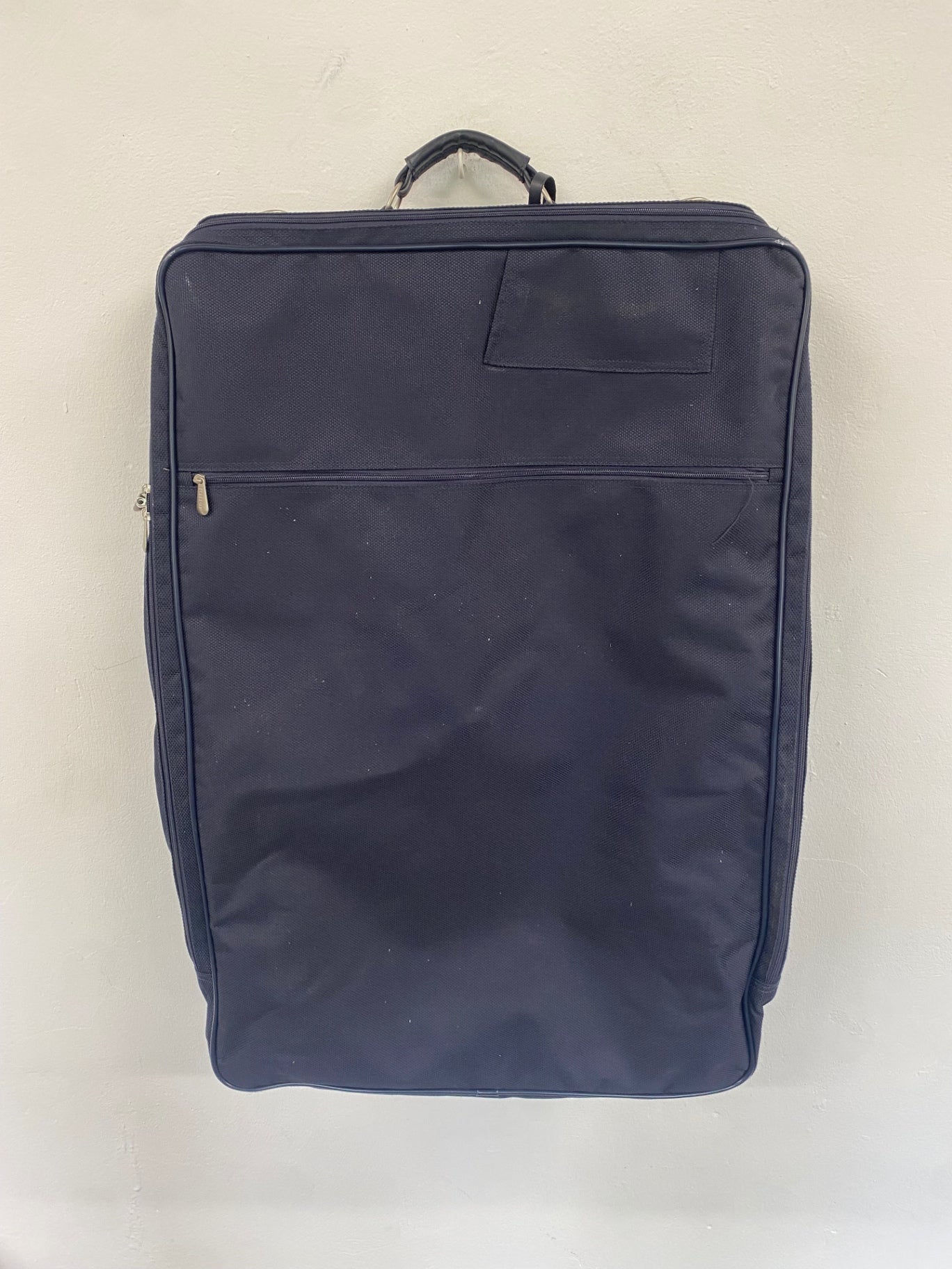 Fabulous The Kilter co Suitcase kilt carrier Navy shoulder strap 