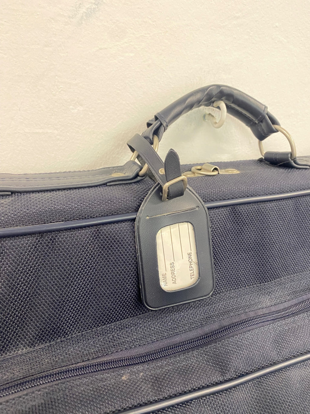 Fabulous The Kilter co Suitcase kilt carrier Navy shoulder strap 
