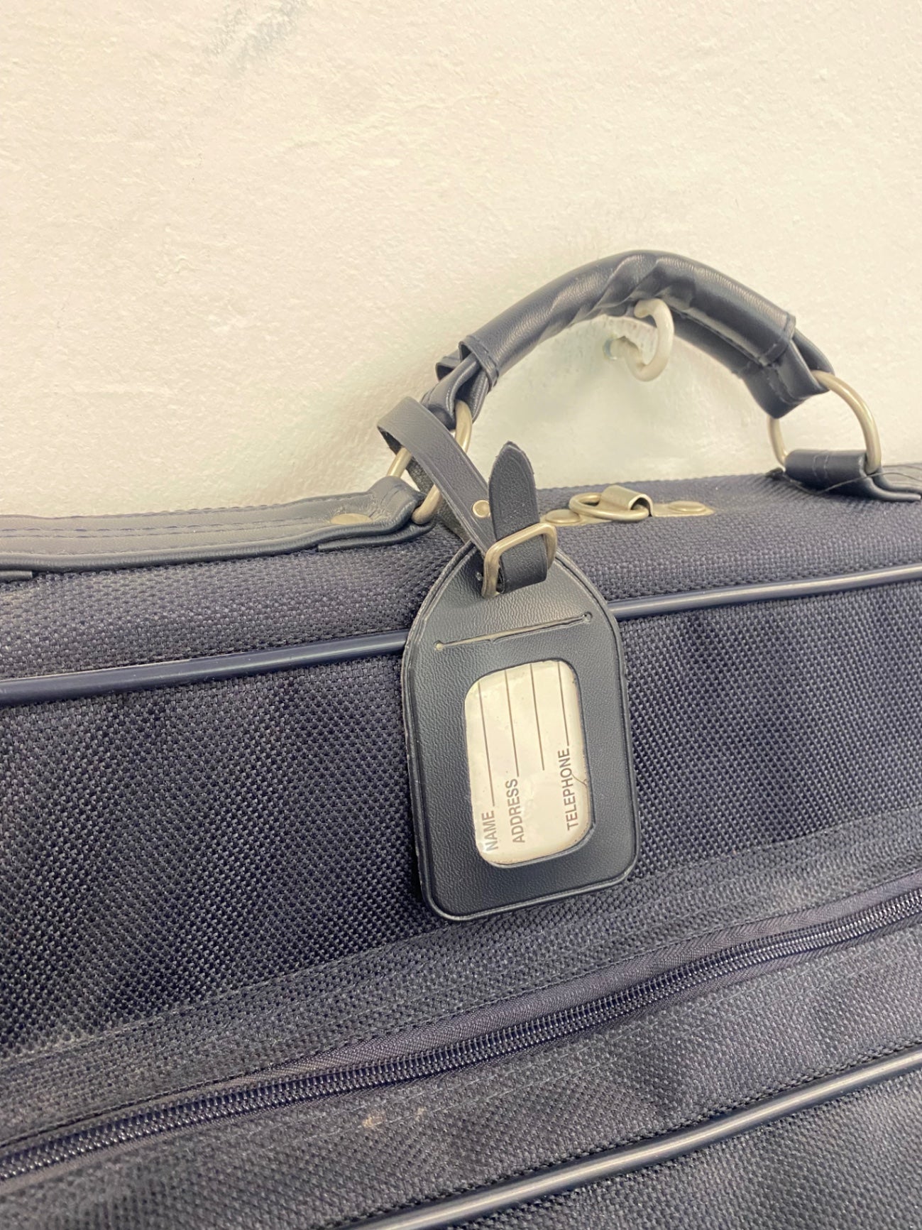 Fabulous The Kilter co Suitcase kilt carrier Navy shoulder strap 