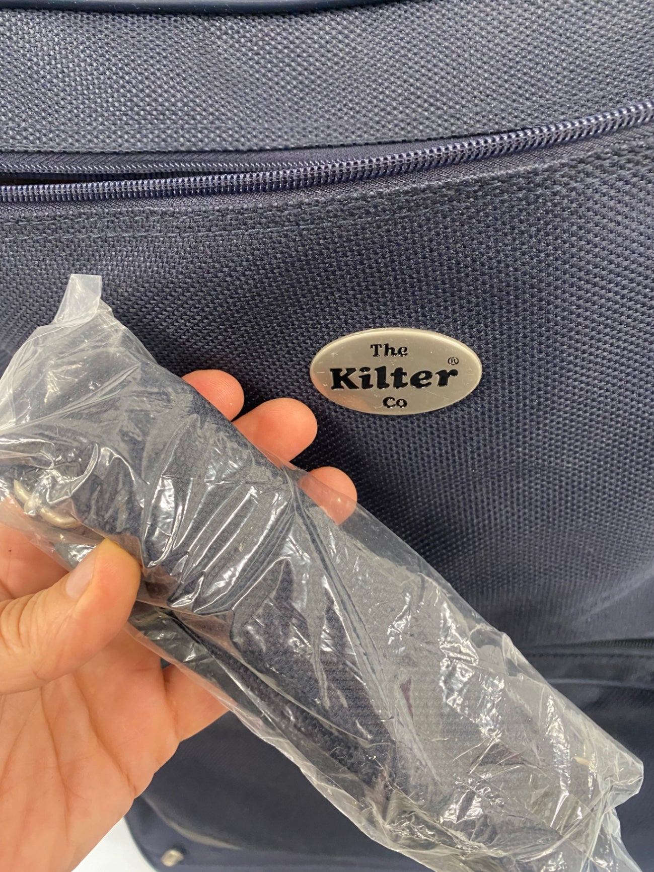Fabulous The Kilter co Suitcase kilt carrier Navy shoulder strap 