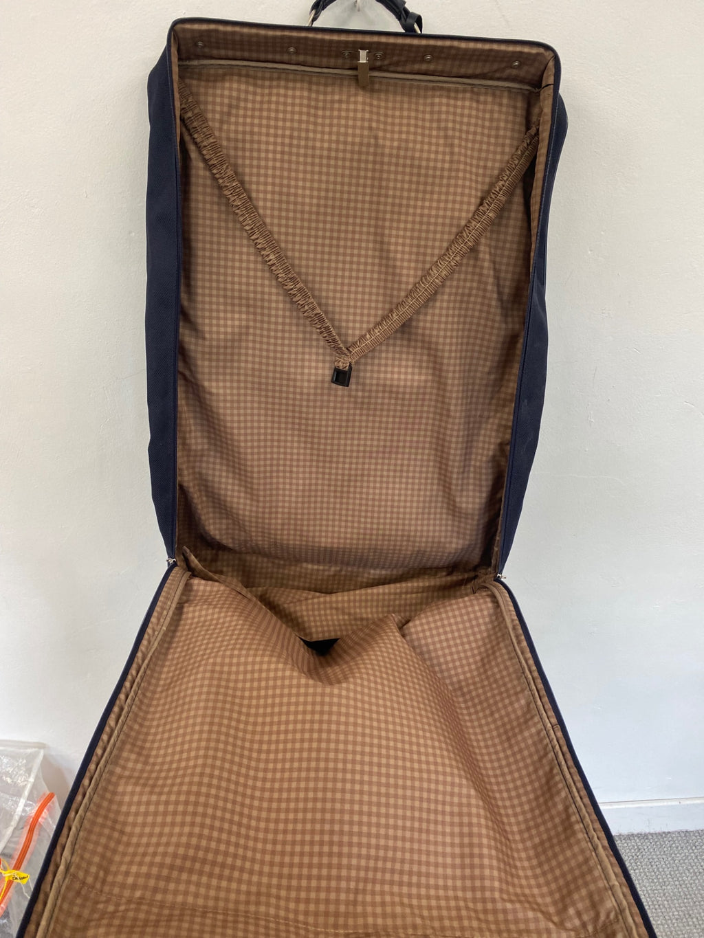 Fabulous The Kilter co Suitcase kilt carrier Navy shoulder strap 