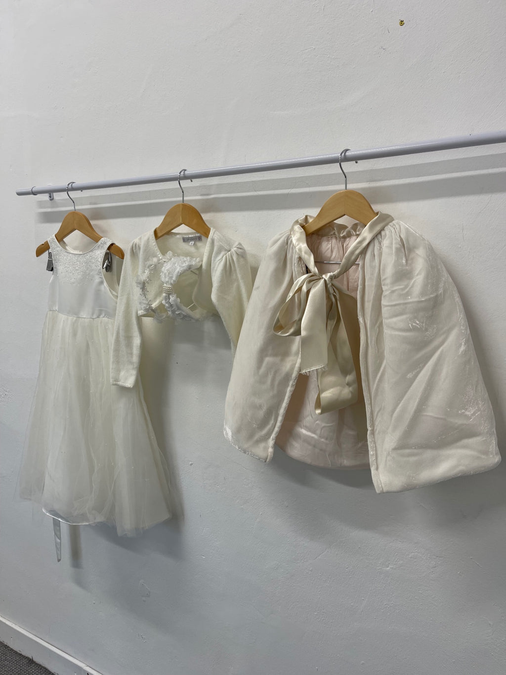 Fabulous John Lewis Girls Occasion Bridesmaid outfit  Age 4 Cream John Lewis CH600