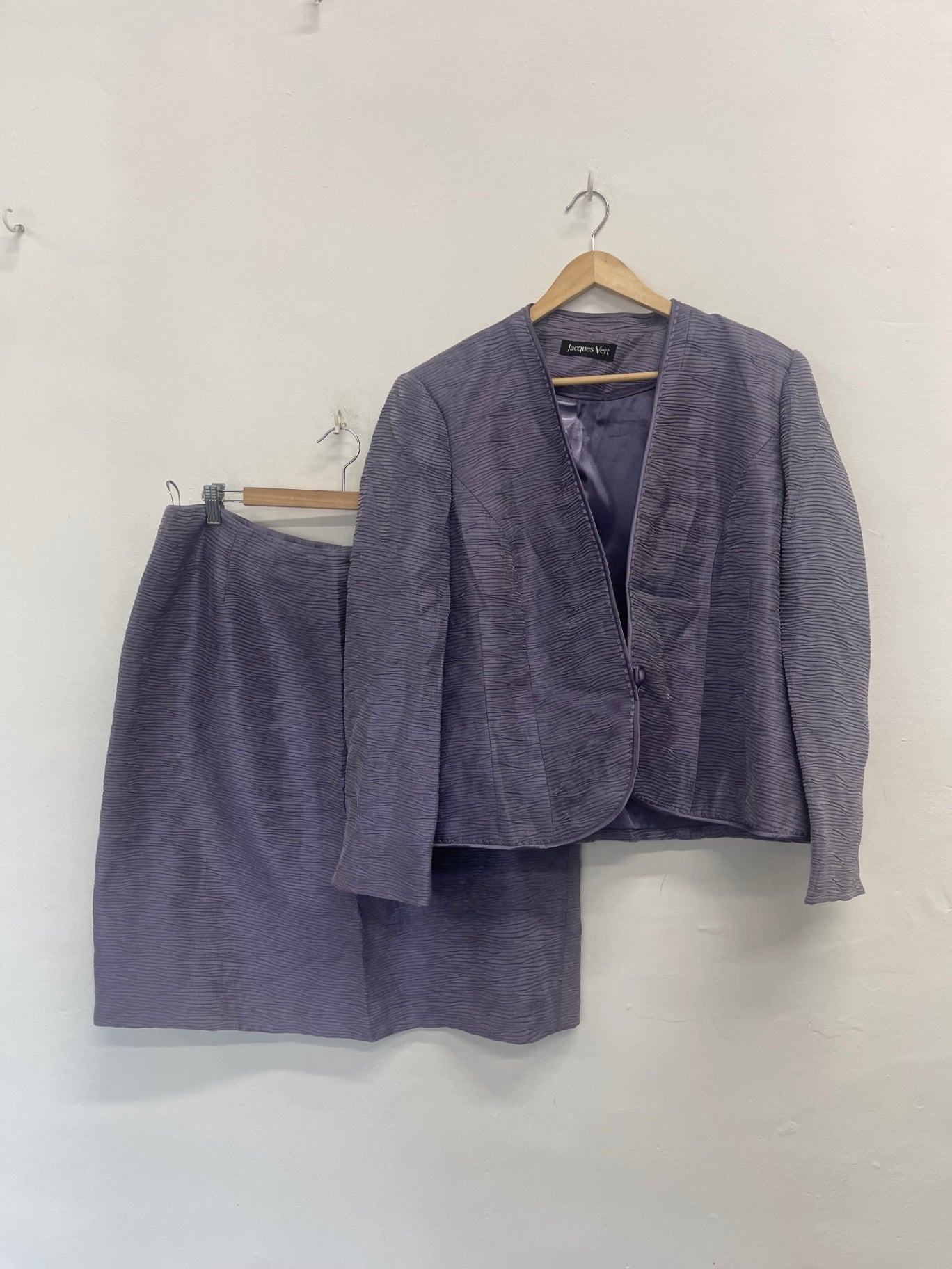 Fabulous Jacques Vert occasion MOB Suit UK22 Lilac Textured AS602