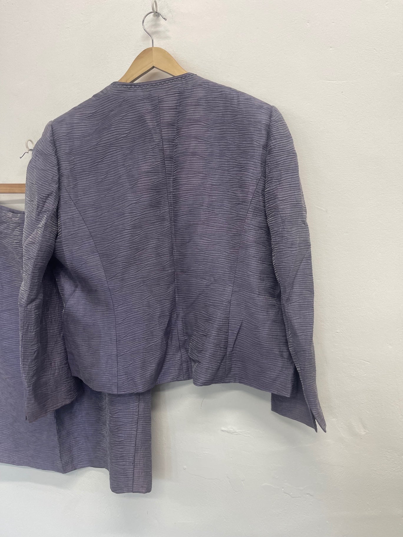 Fabulous Jacques Vert occasion MOB Suit UK22 Lilac Textured AS602