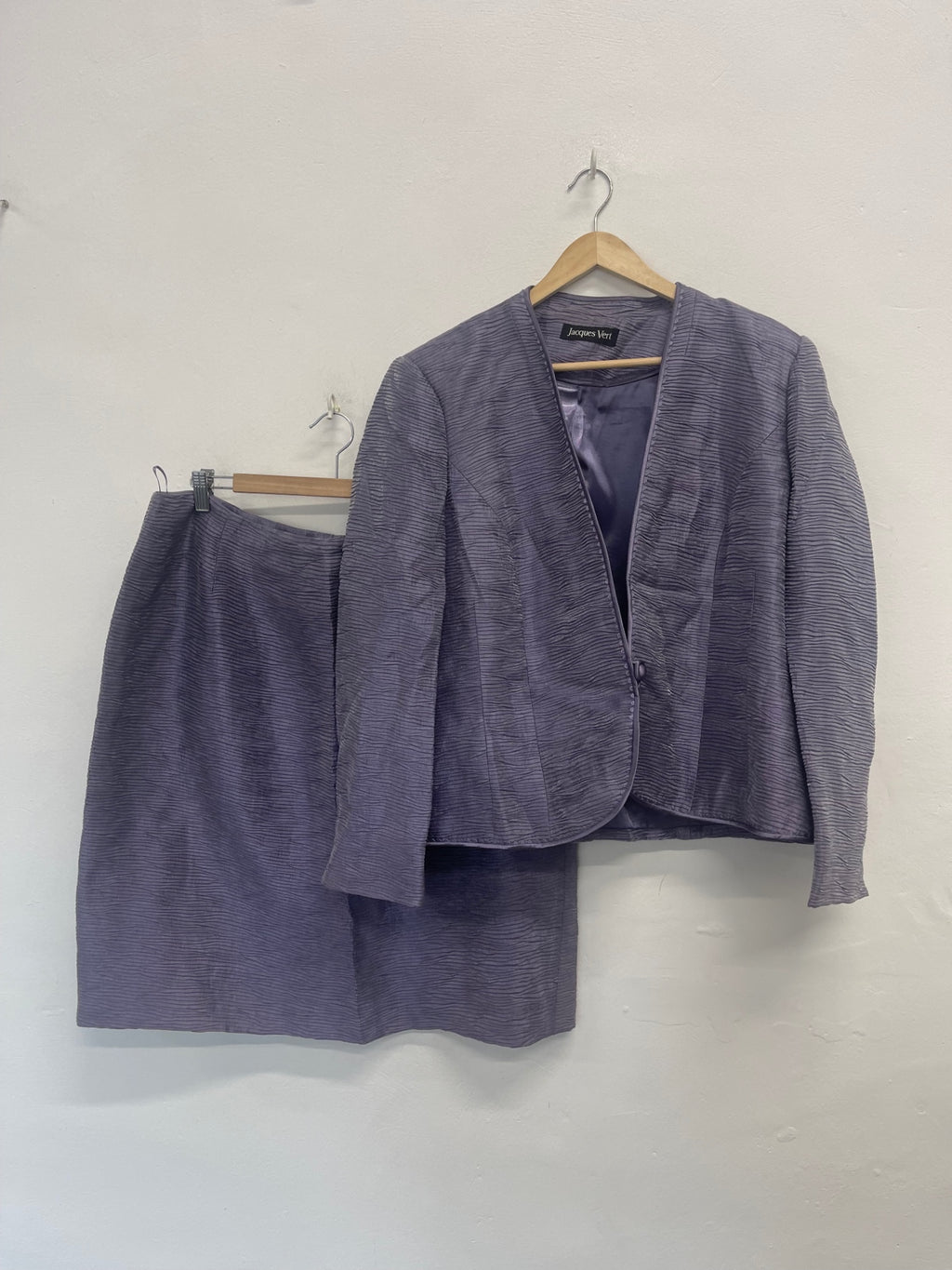 Fabulous Jacques Vert occasion MOB Suit UK22 Lilac Textured AS602