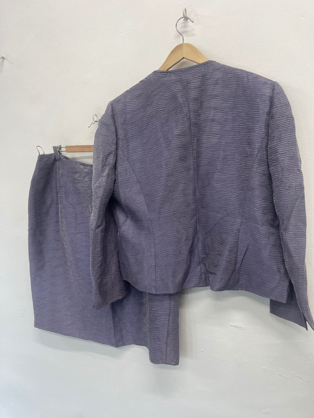 Fabulous Jacques Vert occasion MOB Suit UK22 Lilac Textured AS602