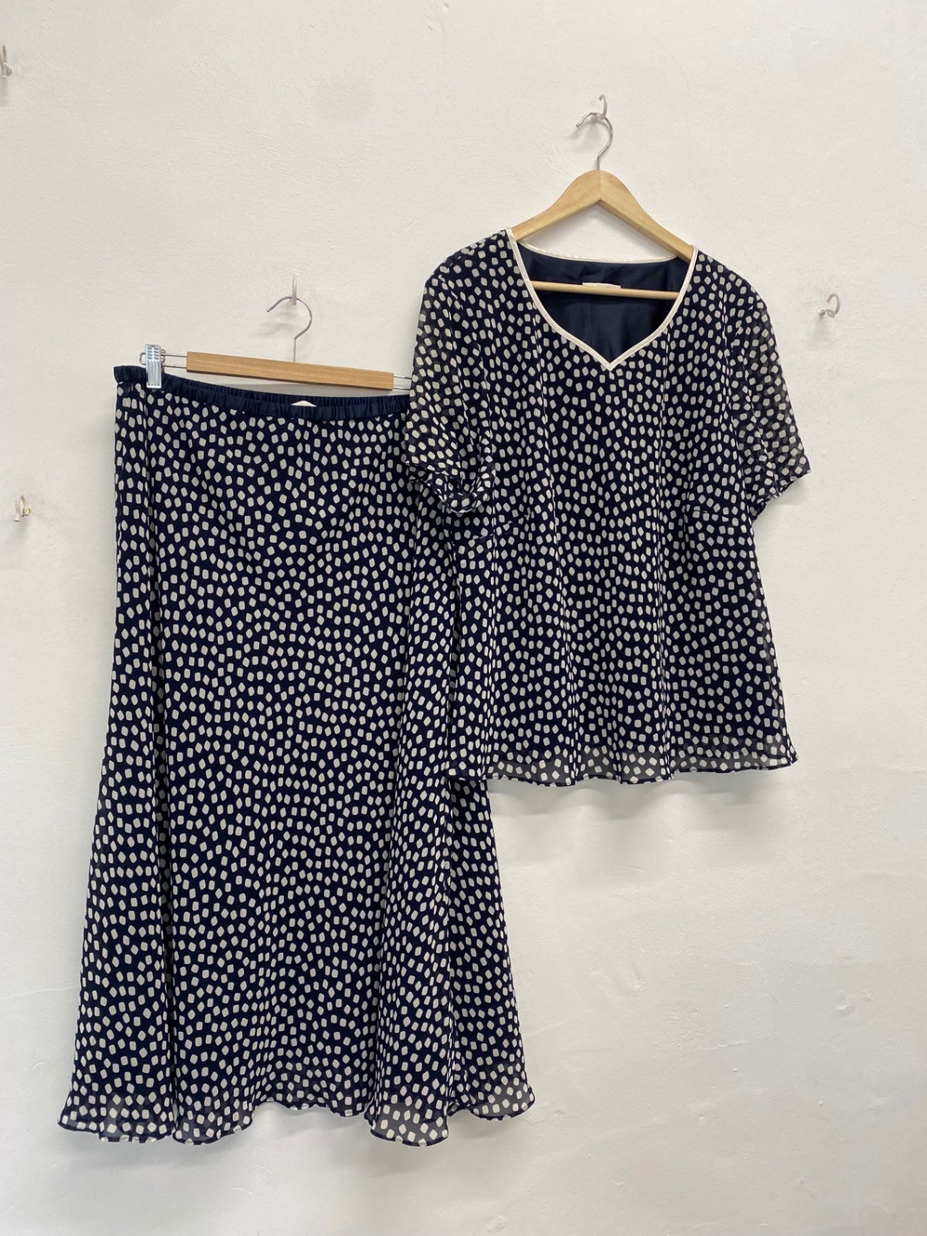 Fabulous JACQUES VERT occasion party Suit UK 22 Navy blue and white AS602