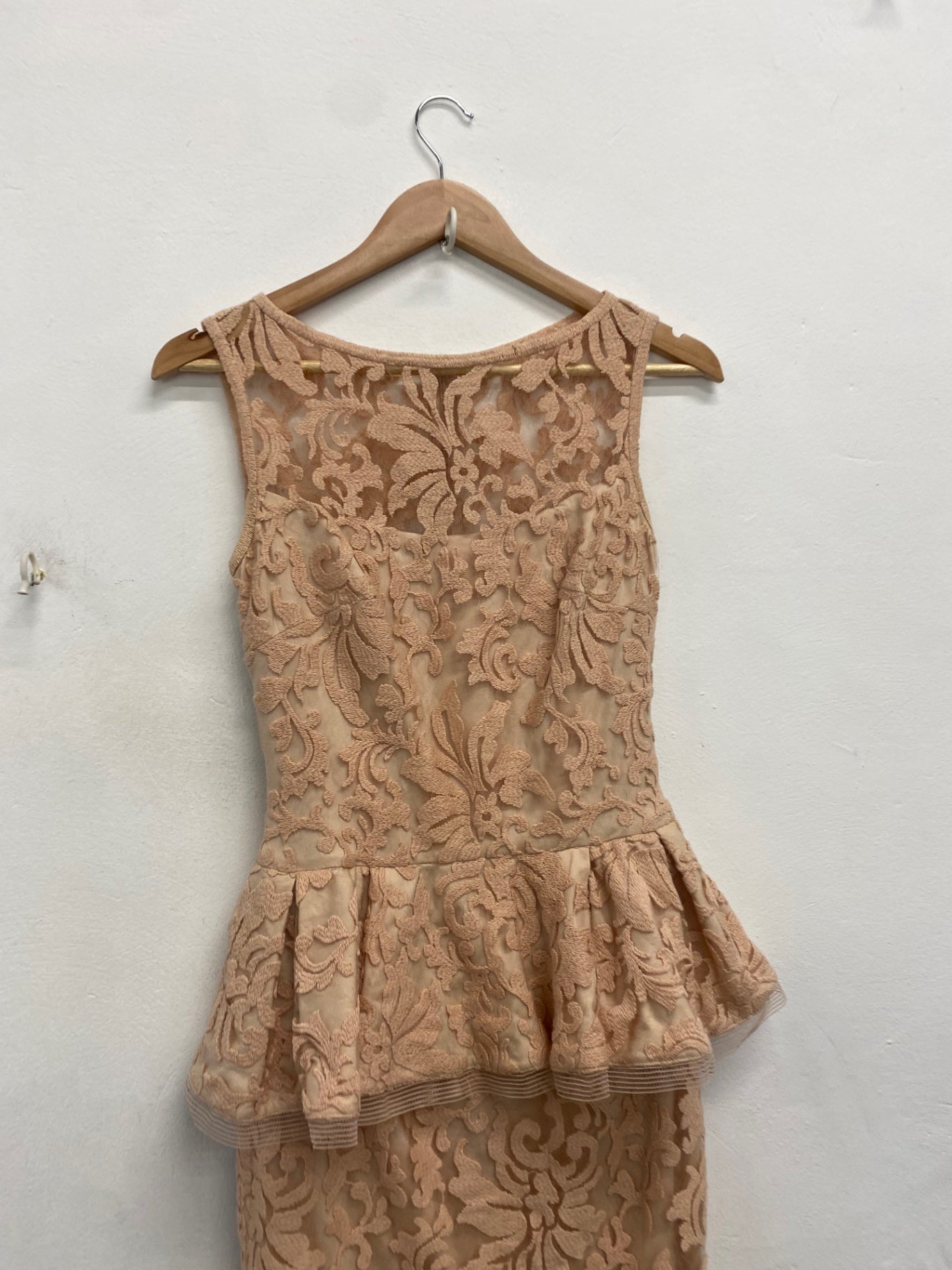 Fabulous Tadashi Shoji stunning fitted evening Dress uk4-6 Beige Overlay JW603