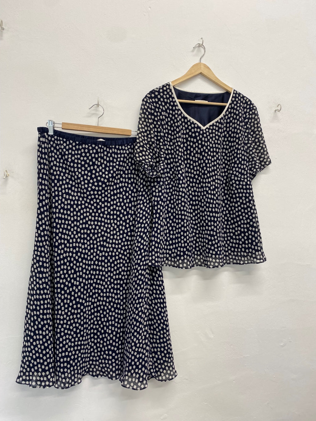 Fabulous JACQUES VERT occasion party Suit UK 22 Navy blue and white AS602