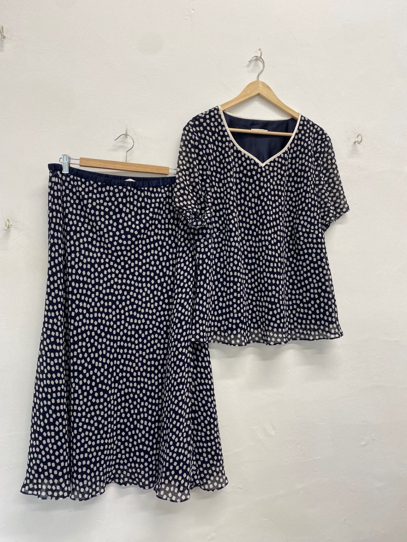Fabulous JACQUES VERT occasion party Suit UK 22 Navy blue and white AS602