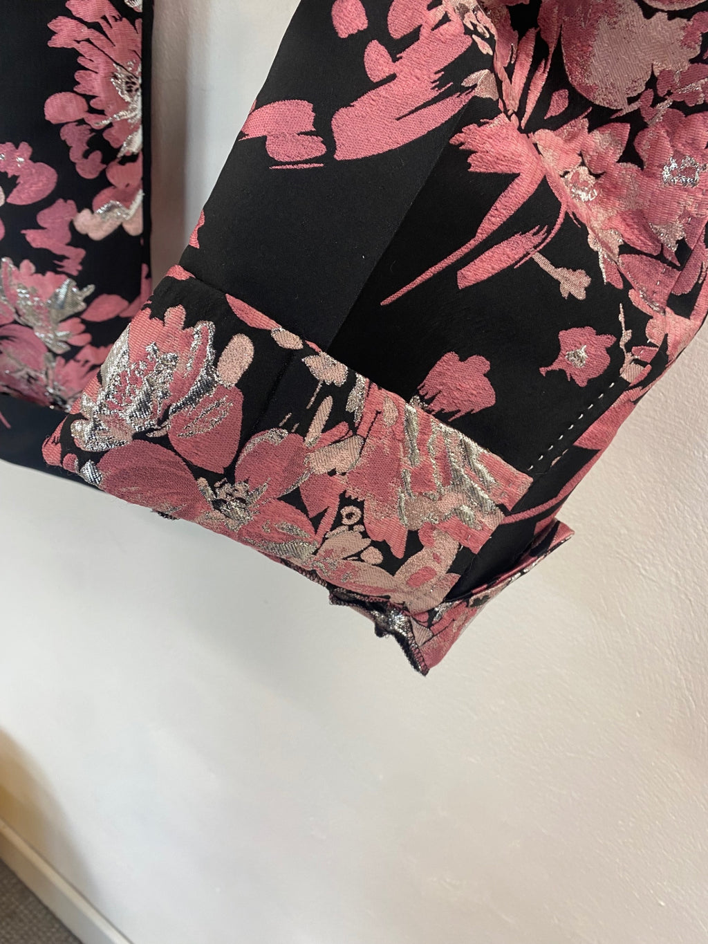 Fabulous Dolce & Gabbana floral cropped trousers  IT42 UK10 Pink, Black, Silver JW603