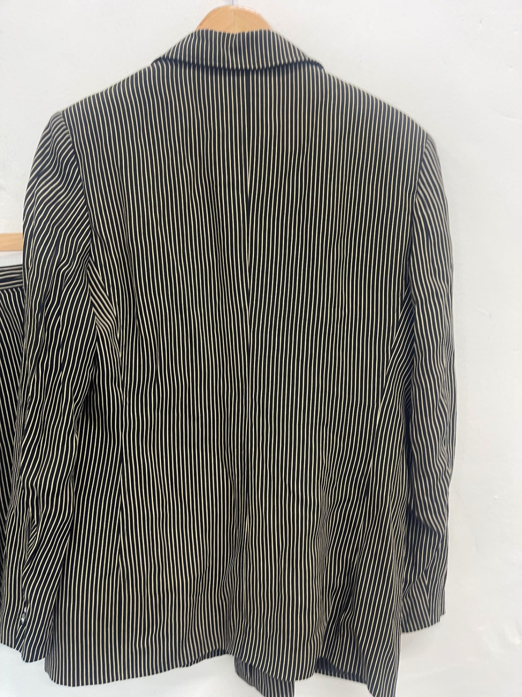Fabulous GIANFRANCO FERRE JEANS Y2K skirt Suit 30/44 Uk12 Black& Gold KW605