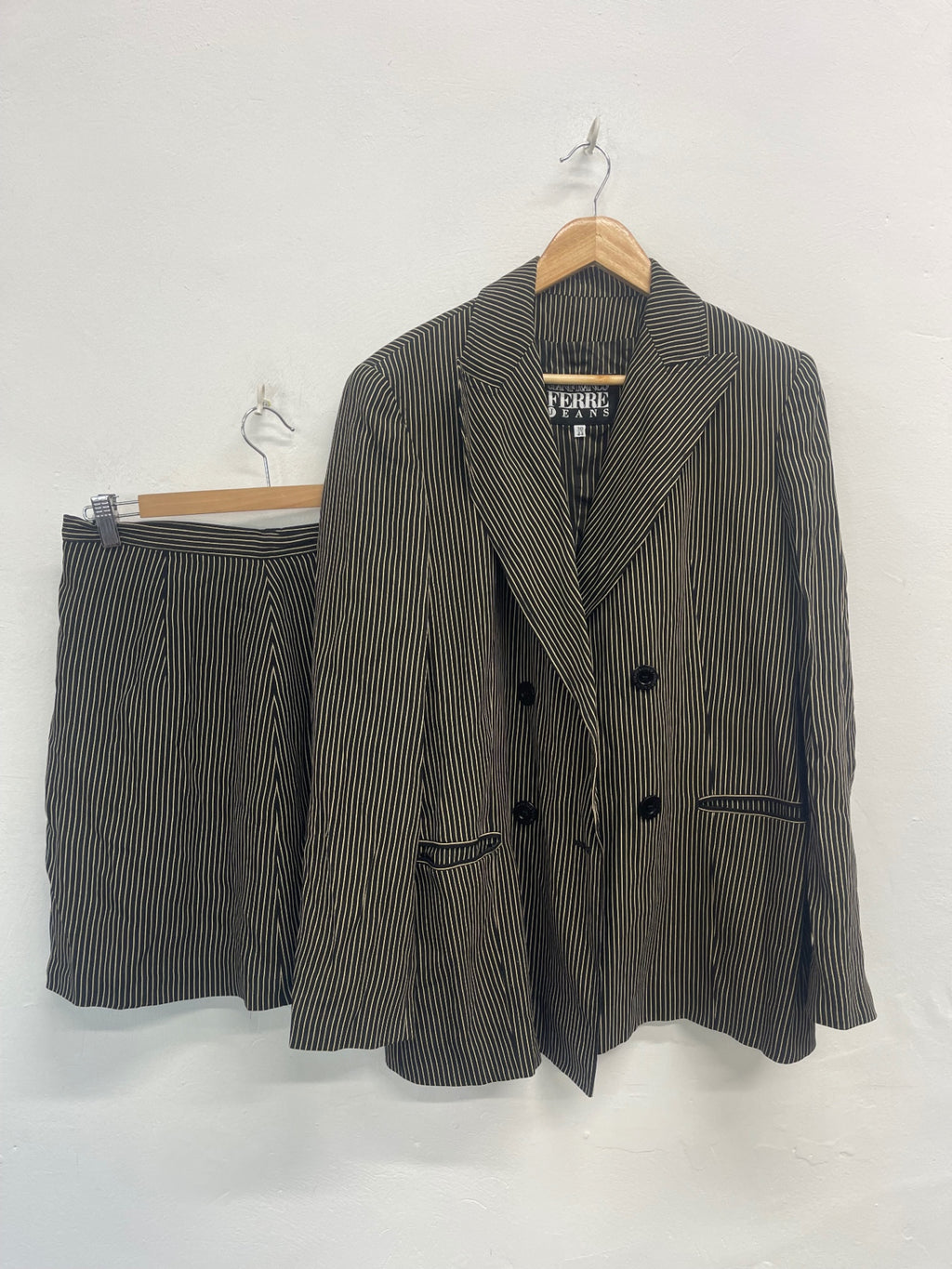 Fabulous GIANFRANCO FERRE JEANS Y2K skirt Suit 30/44 Uk12 Black& Gold KW605