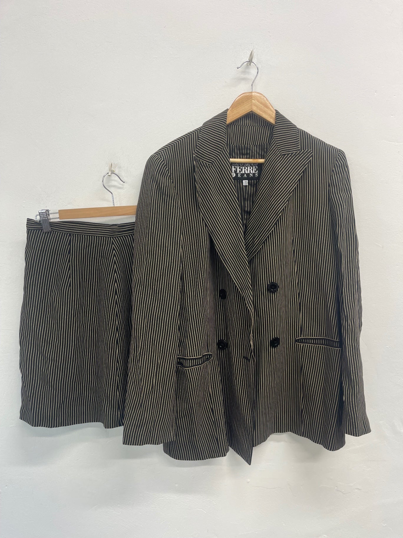 Fabulous GIANFRANCO FERRE JEANS Y2K skirt Suit 30/44 Uk12 Black& Gold KW605