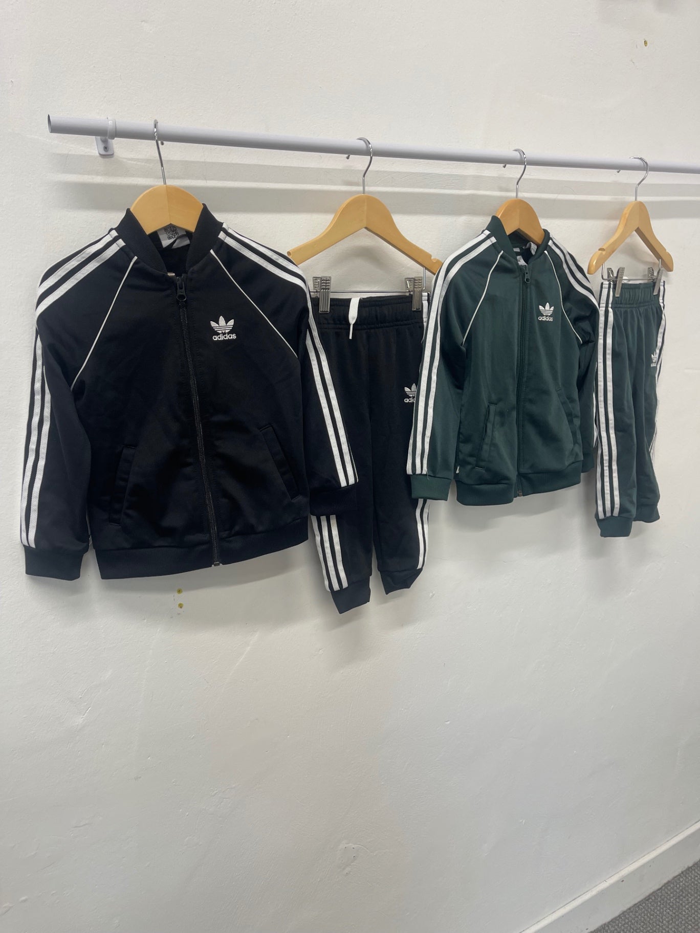 Fabulous adidas Tracksuit  x 2 Age 3-4 Black / Green #3 KB606