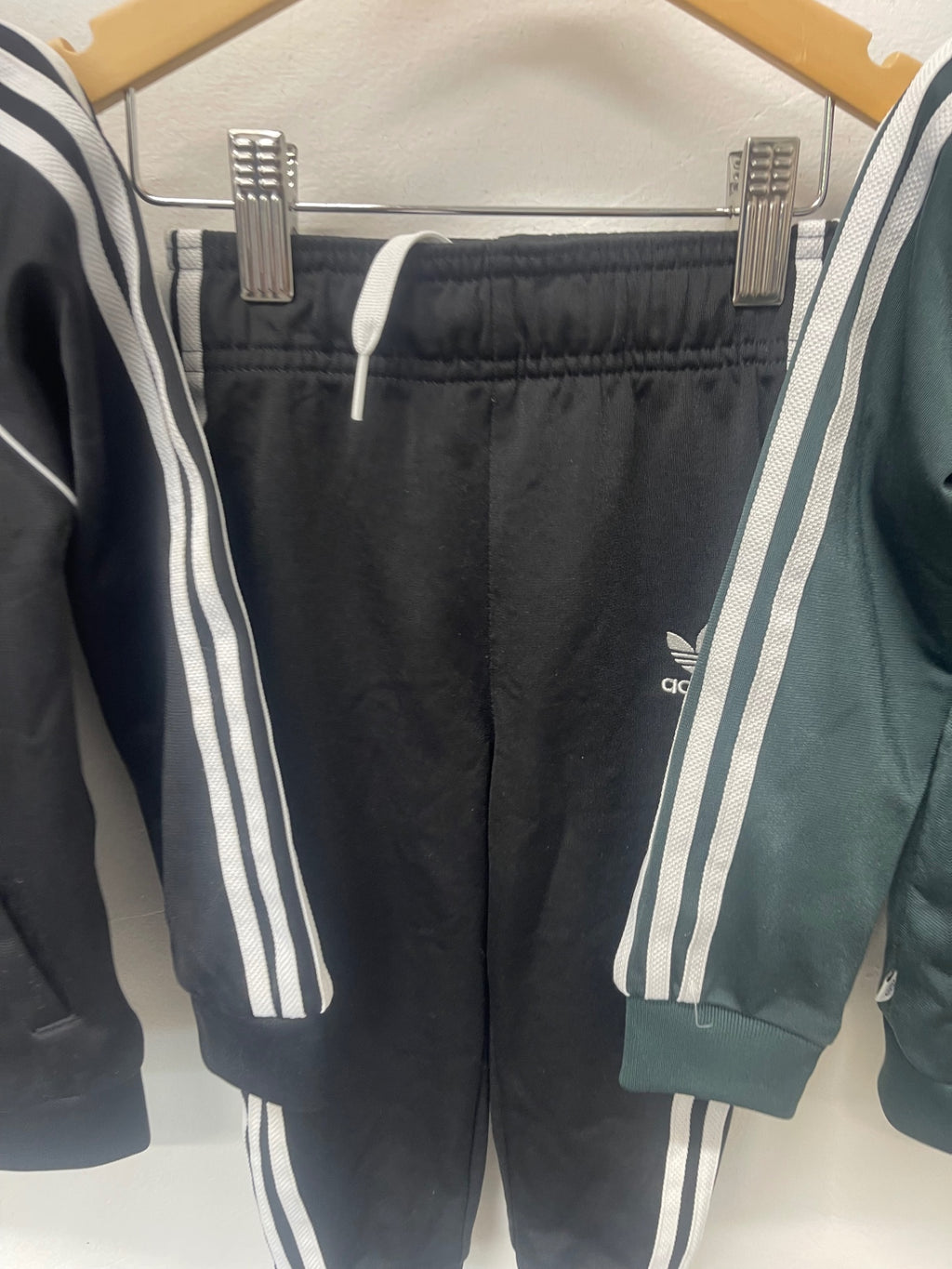 Fabulous adidas Tracksuit  x 2 Age 3-4 Black / Green #3 KB606