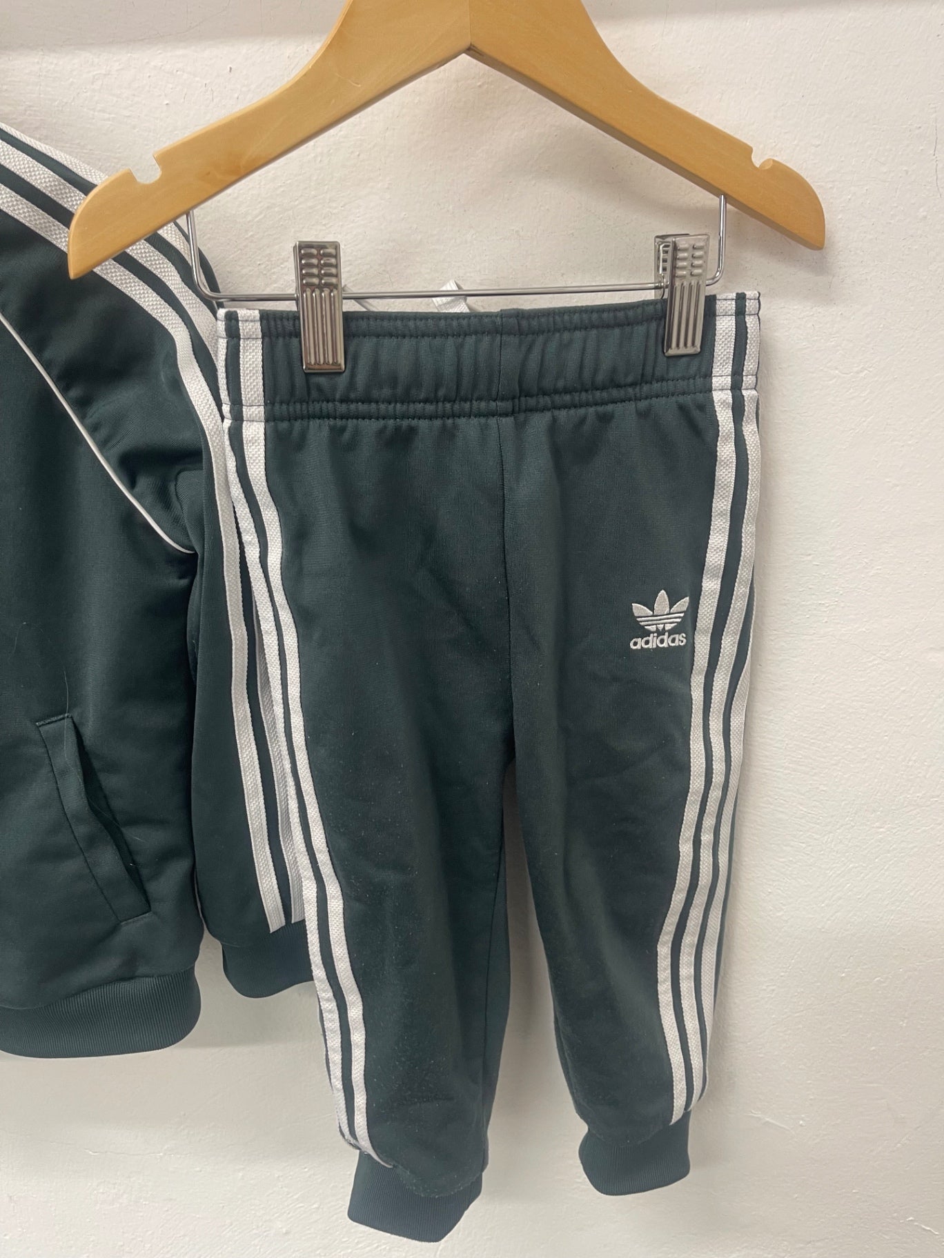 Fabulous adidas Tracksuit  x 2 Age 3-4 Black / Green #3 KB606