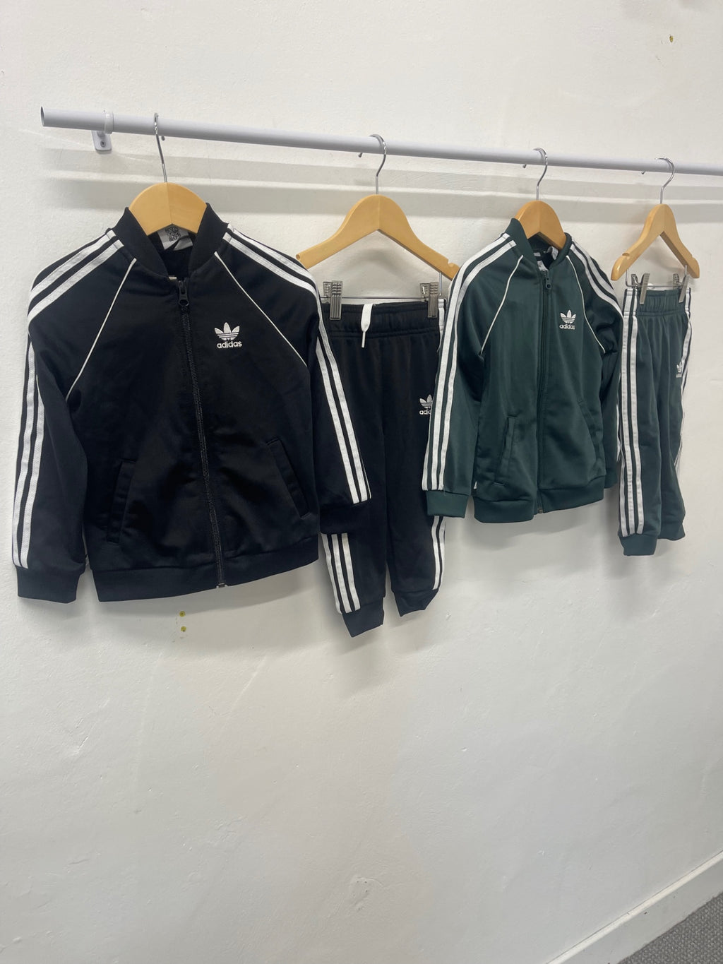 Fabulous adidas Tracksuit  x 2 Age 3-4 Black / Green #3 KB606