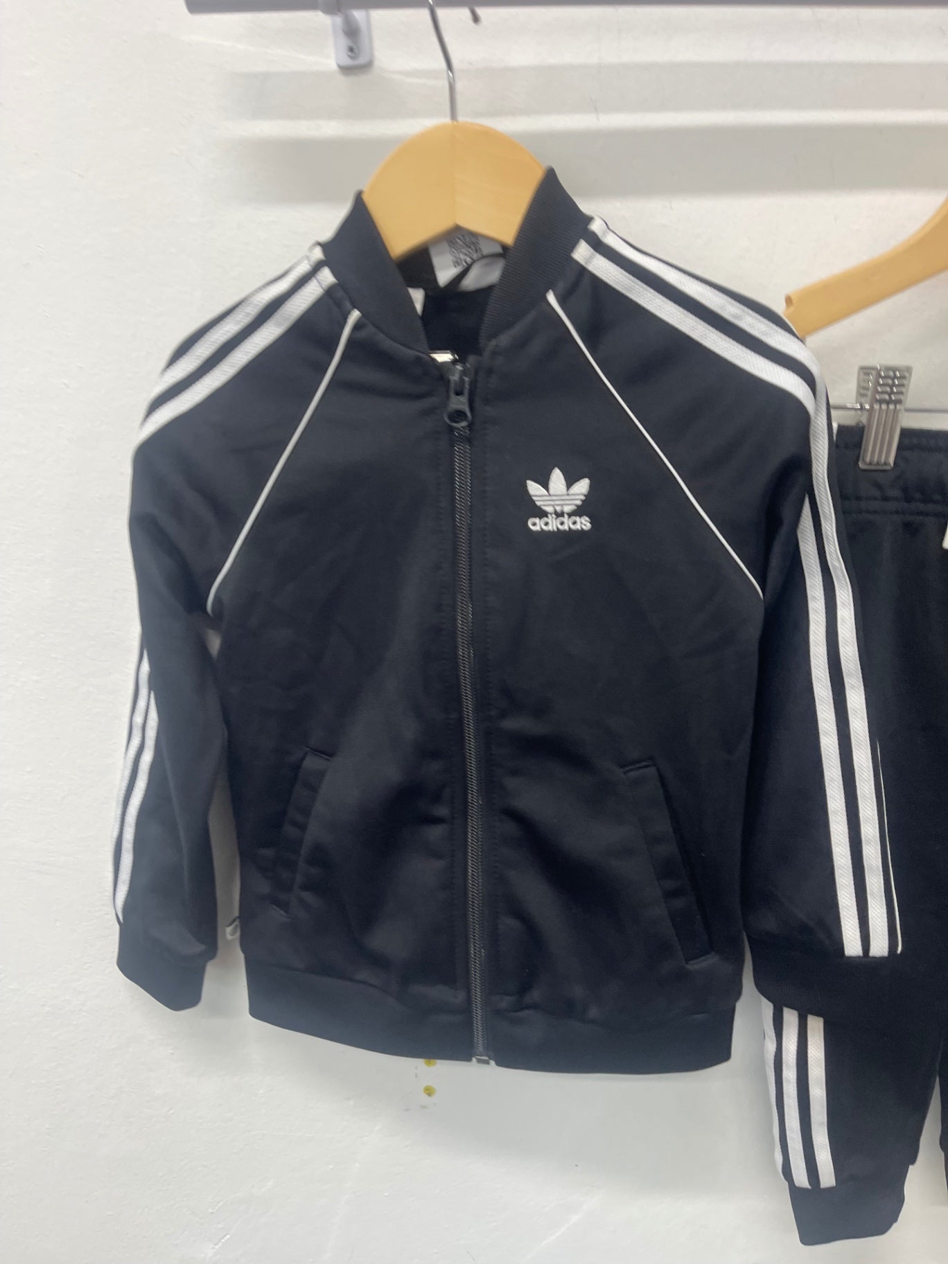 Fabulous adidas Tracksuit  x 2 Age 3-4 Black / Green #3 KB606