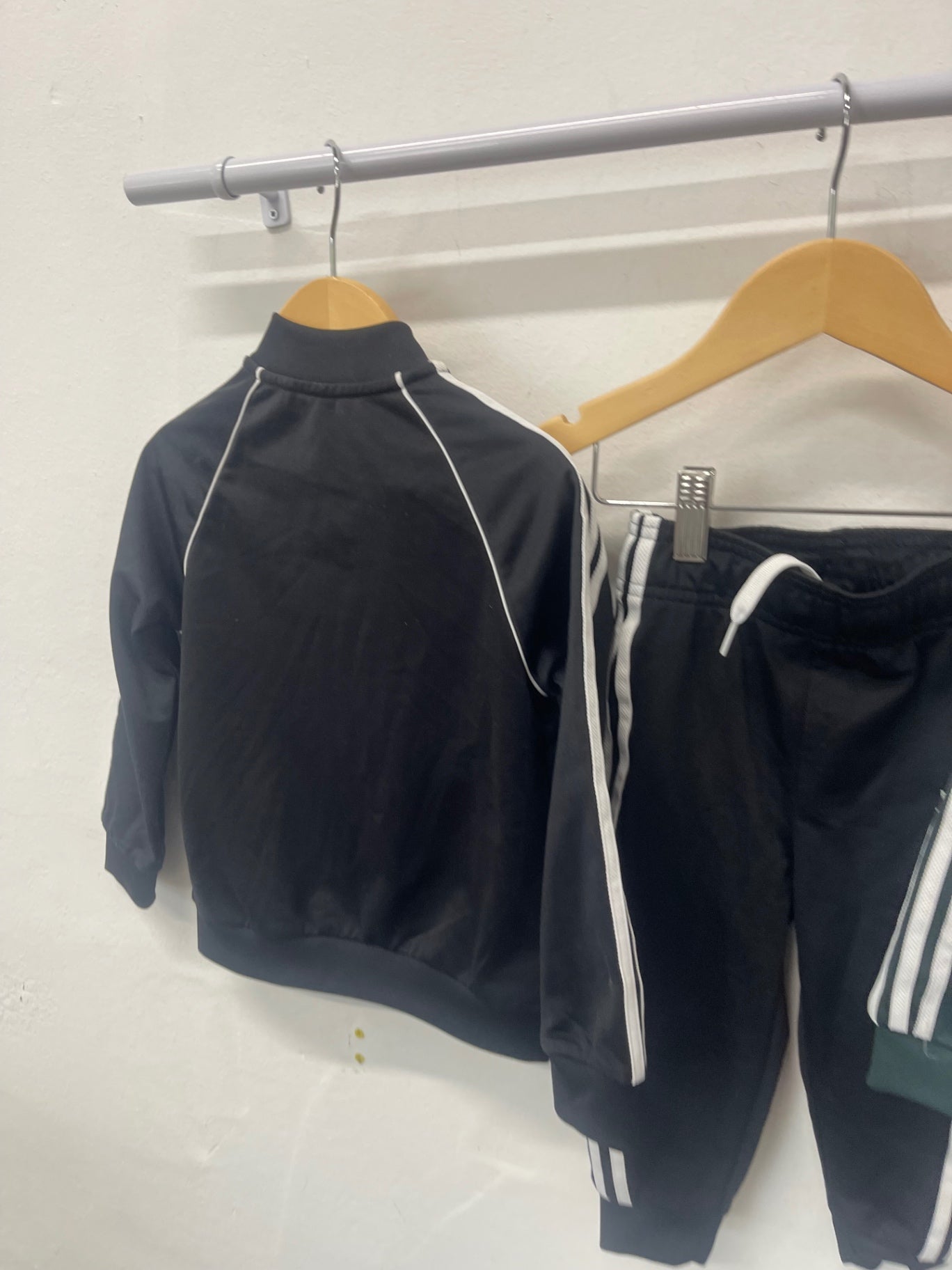 Fabulous adidas Tracksuit  x 2 Age 3-4 Black / Green #3 KB606