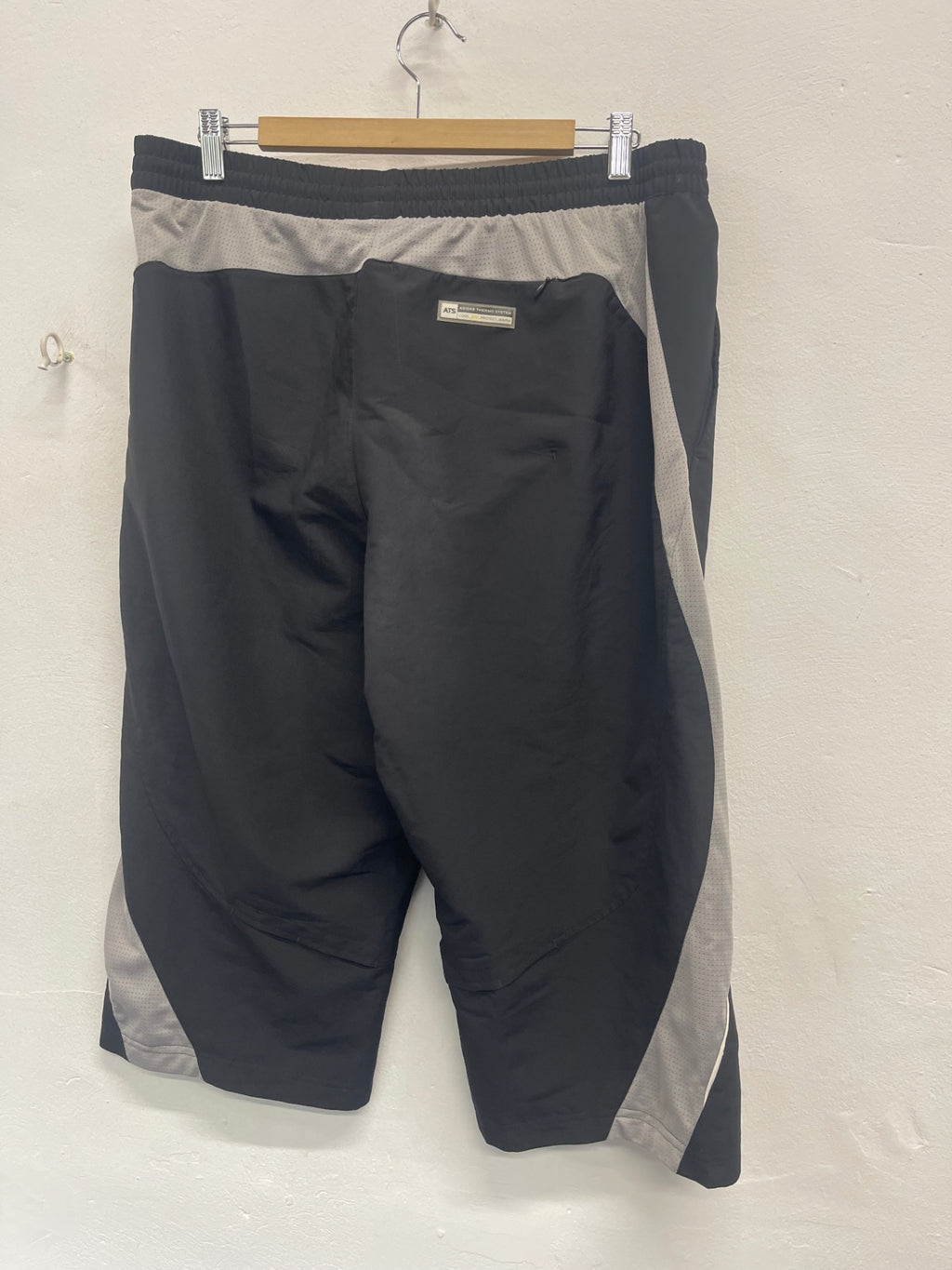 Fabulous vintage adidas 3/4 technical Shorts UkL Black FK608