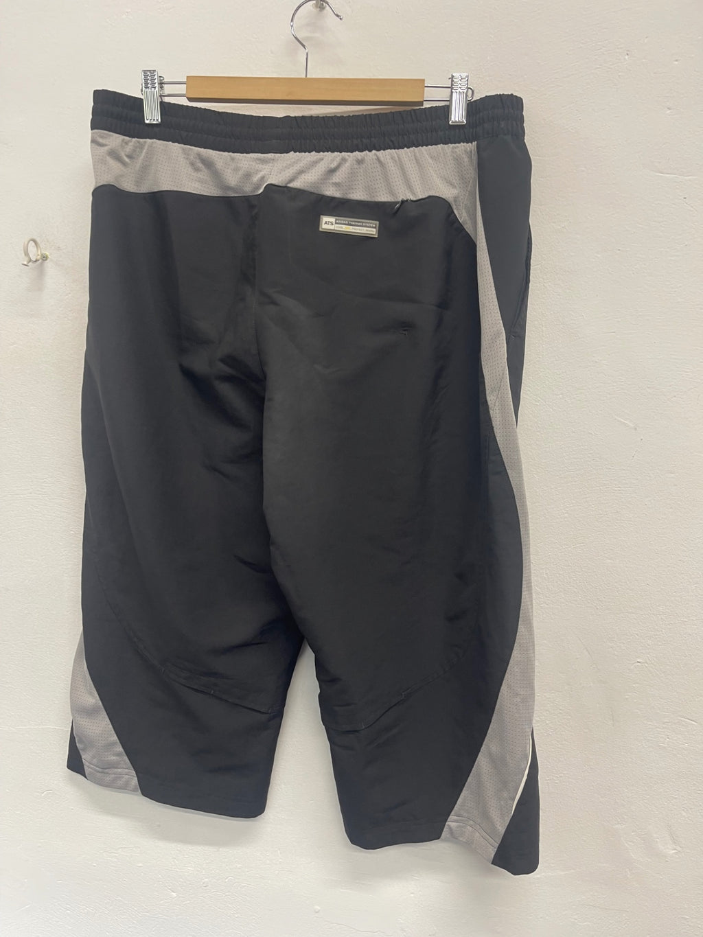 Fabulous vintage adidas 3/4 technical Shorts UkL Black FK608