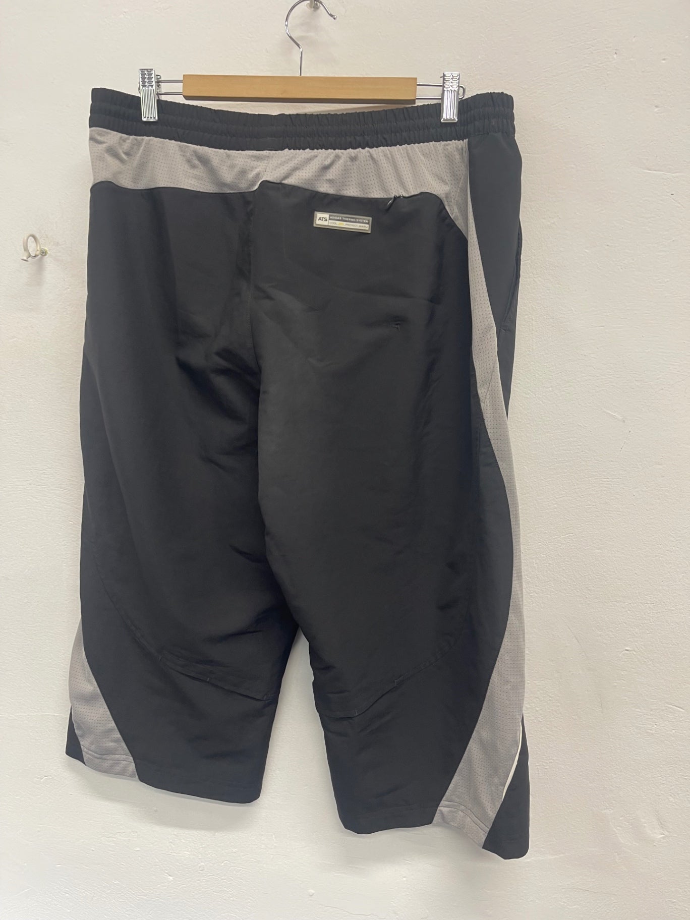 Fabulous vintage adidas 3/4 technical Shorts UkL Black FK608