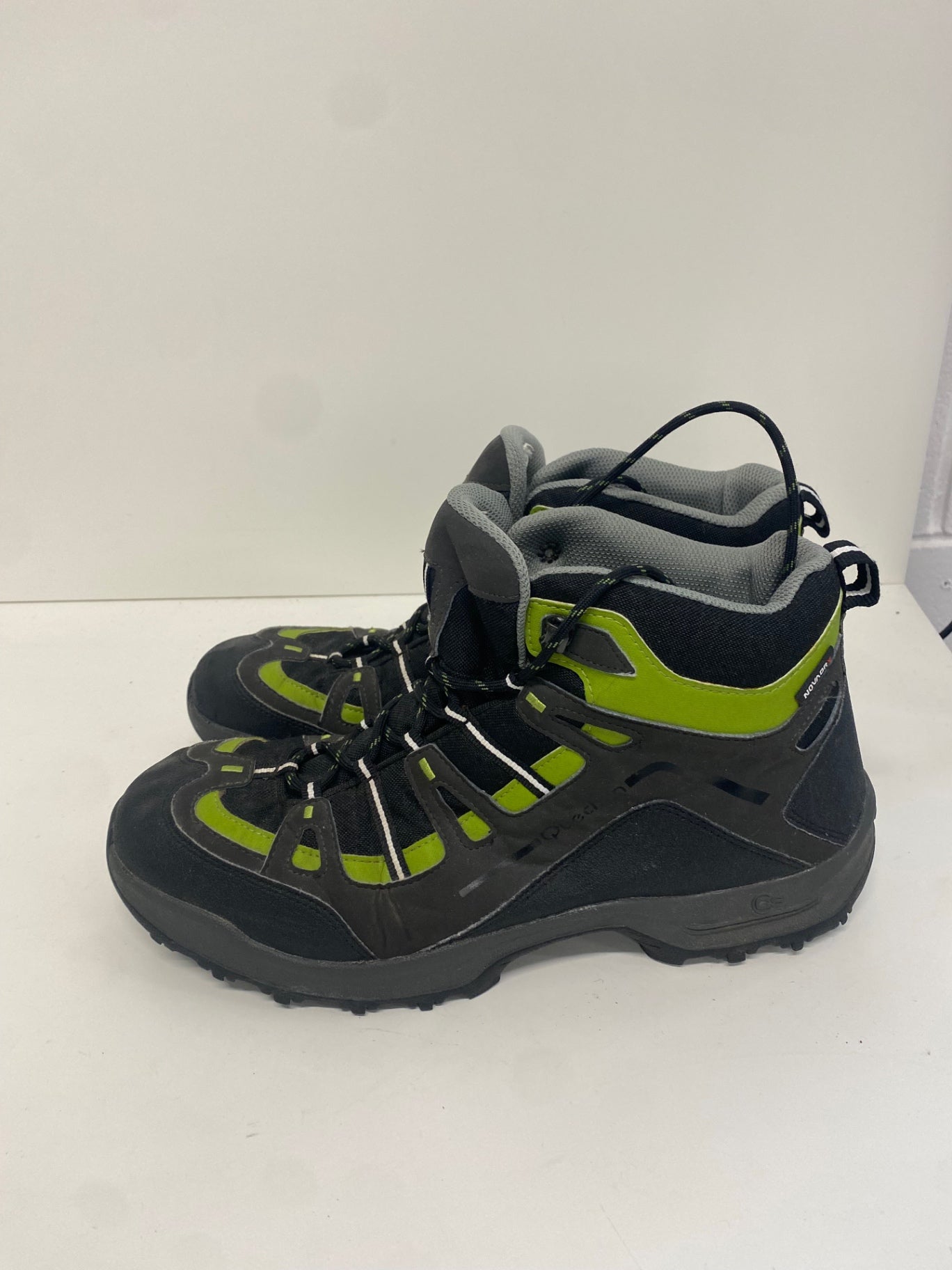 Fabulous Quechua Forclaz 100 waterproof trekking Boots UK11 Black FK608