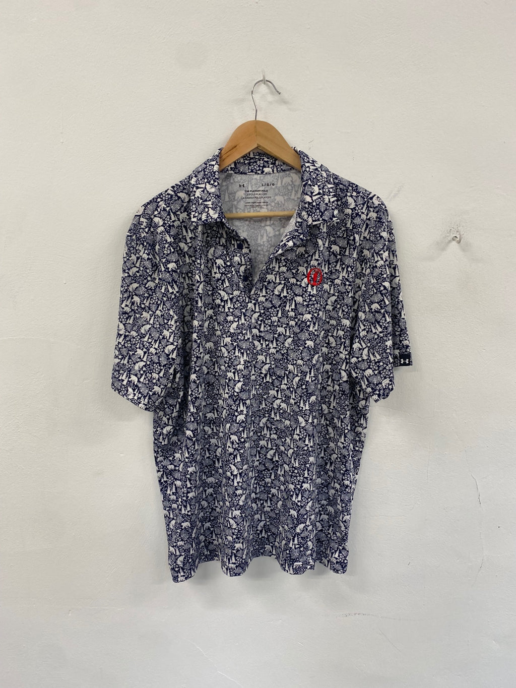 Fabulous Under Armour Polo Shirt L Navy and white bear pattern Playoff ES609