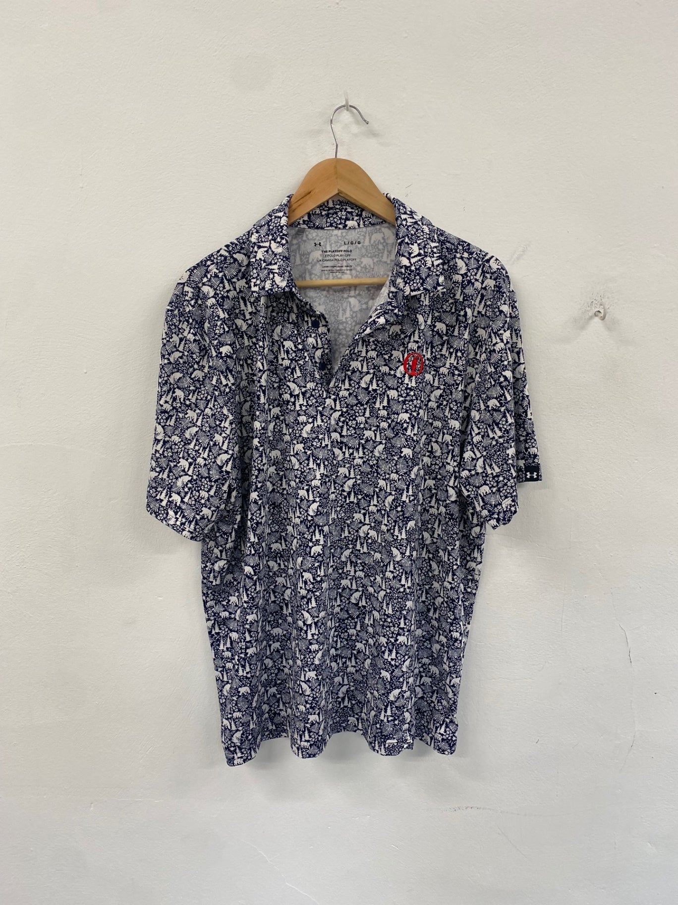 Fabulous Under Armour Polo Shirt L Navy and white bear pattern Playoff ES609