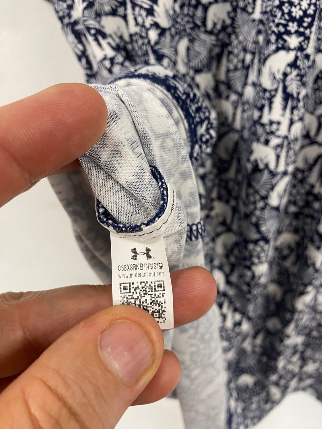 Fabulous Under Armour Polo Shirt L Navy and white bear pattern Playoff ES609