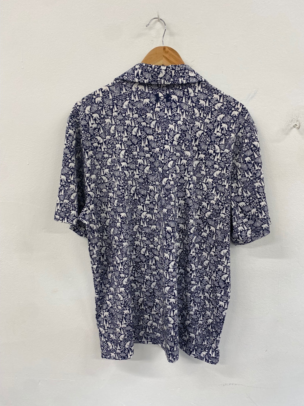 Fabulous Under Armour Polo Shirt L Navy and white bear pattern Playoff ES609
