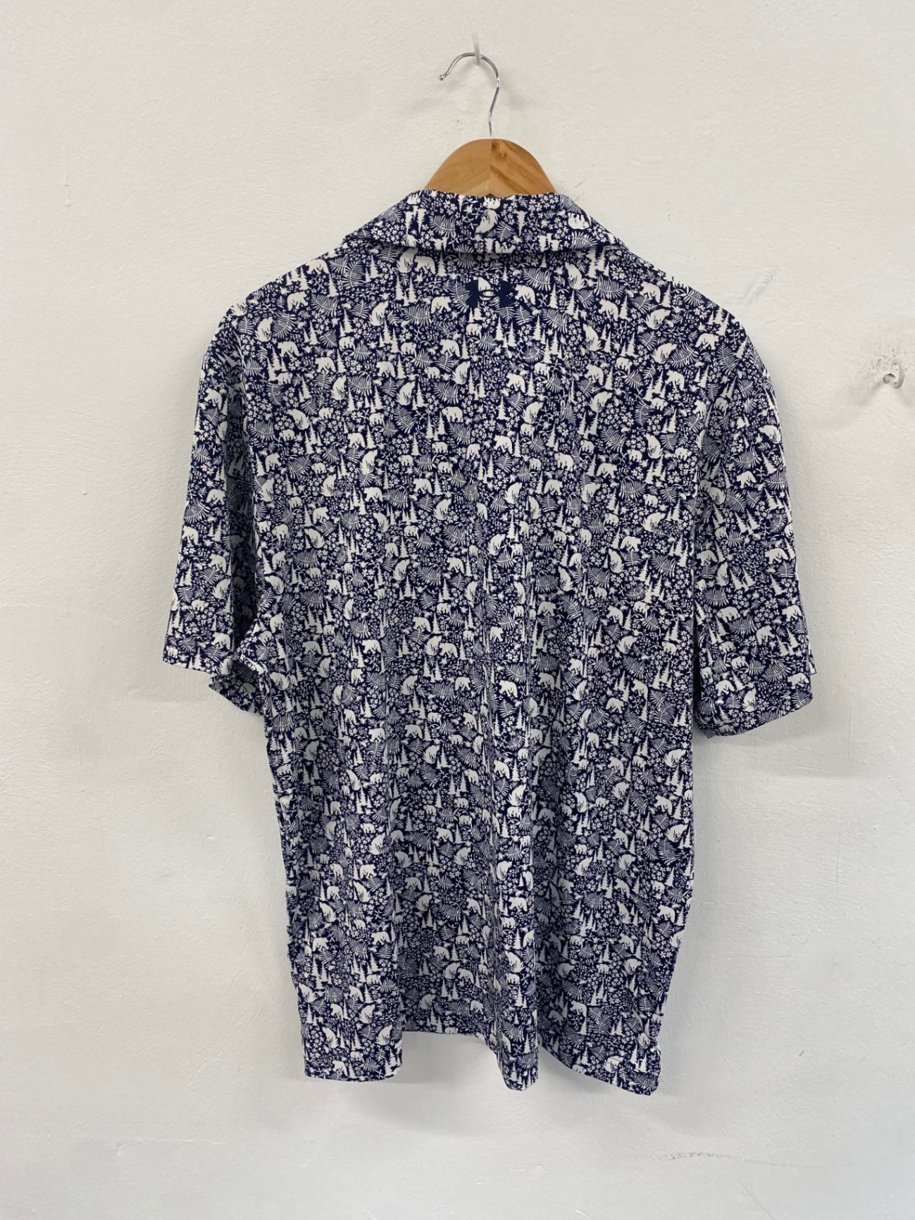 Fabulous Under Armour Polo Shirt L Navy and white bear pattern Playoff ES609