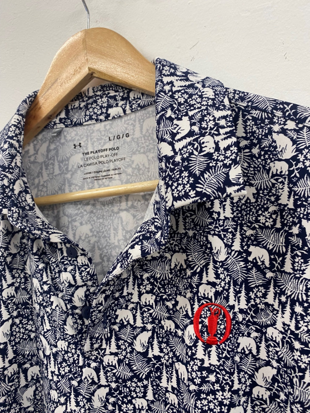 Fabulous Under Armour Polo Shirt L Navy and white bear pattern Playoff ES609